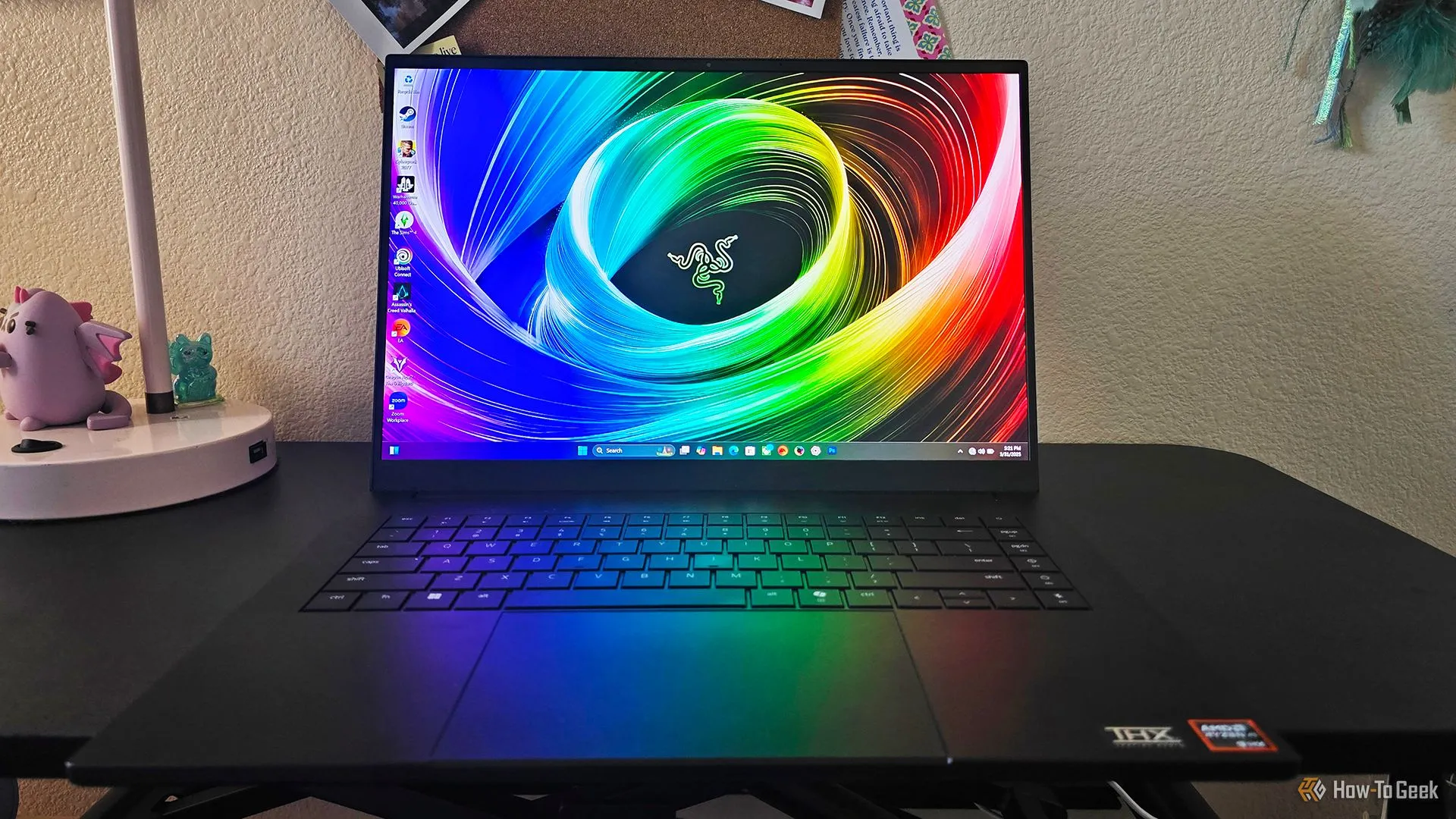 Laptop gaming Razer Blade 16 (2025) đang mở trên bàn làm việc