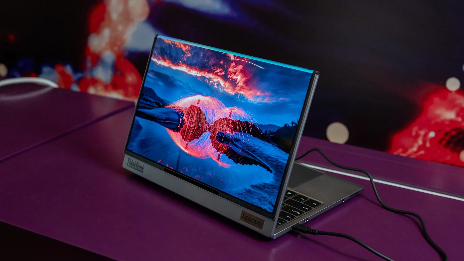 Laptop Lenovo ThinkBook Flip AI PC với màn hình gập độc đáo