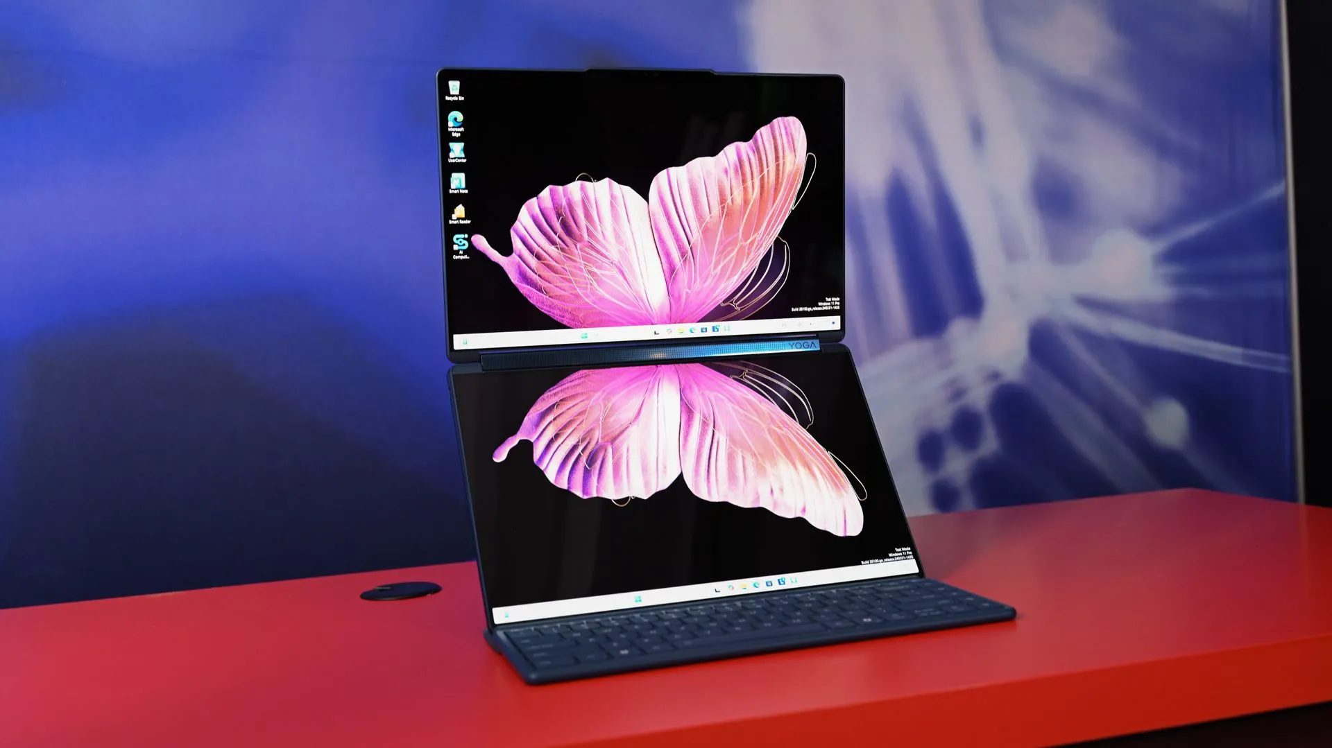 Laptop Lenovo Yoga Book 9i với thiết kế màn hình kép 4K độc đáo
