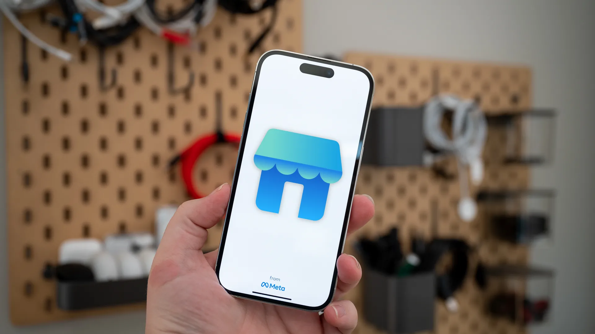 Logo Facebook Marketplace hiển thị trên màn hình điện thoại