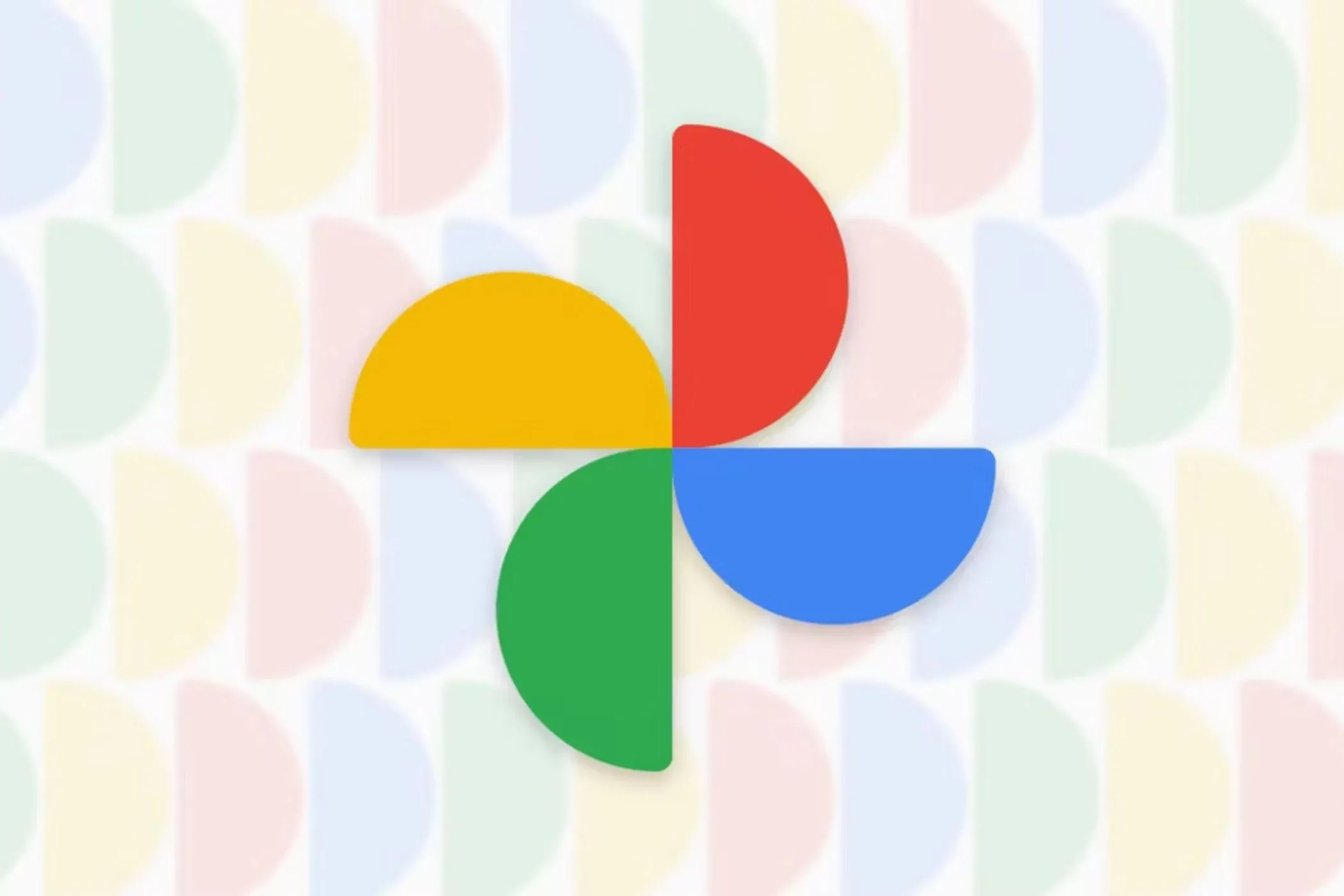 Logo Google Photos nổi bật trên các hình bán nguyệt đa sắc.
