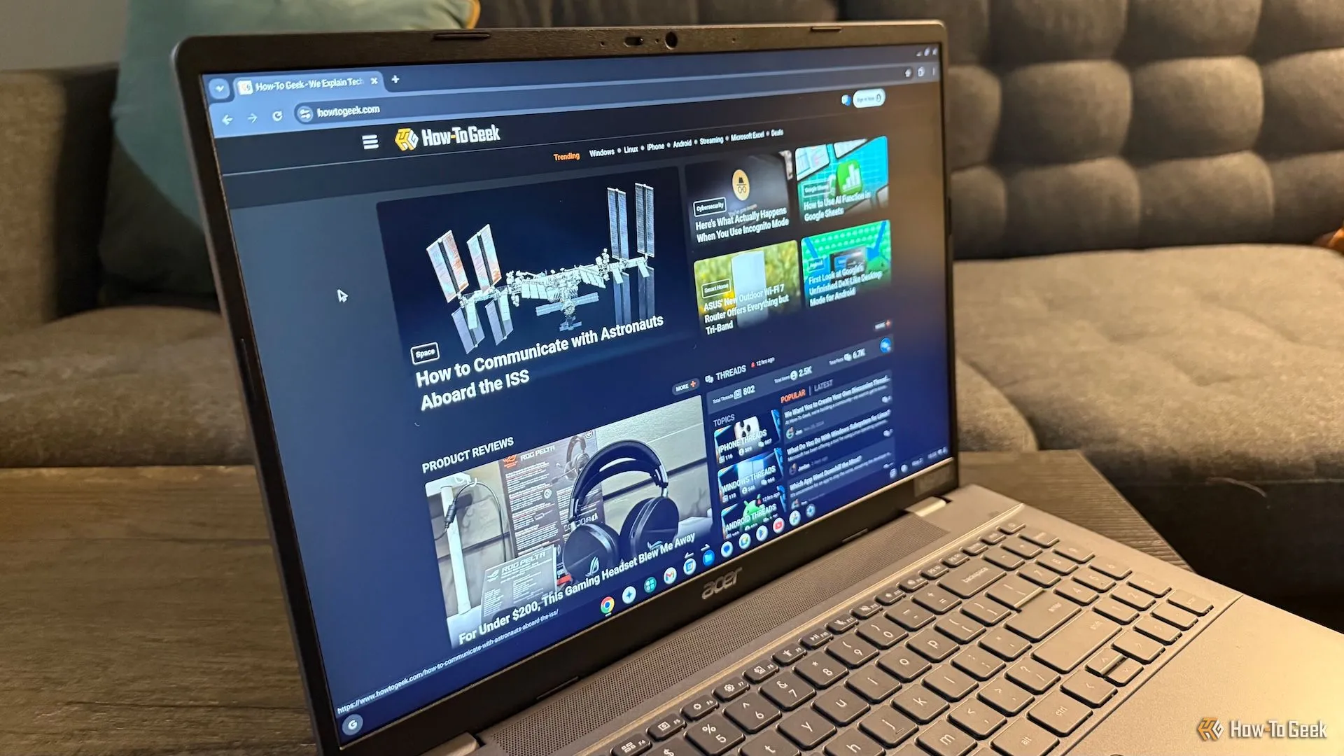 Màn hình 16 inch của Acer Chromebook Plus 516 nhìn từ góc cạnh