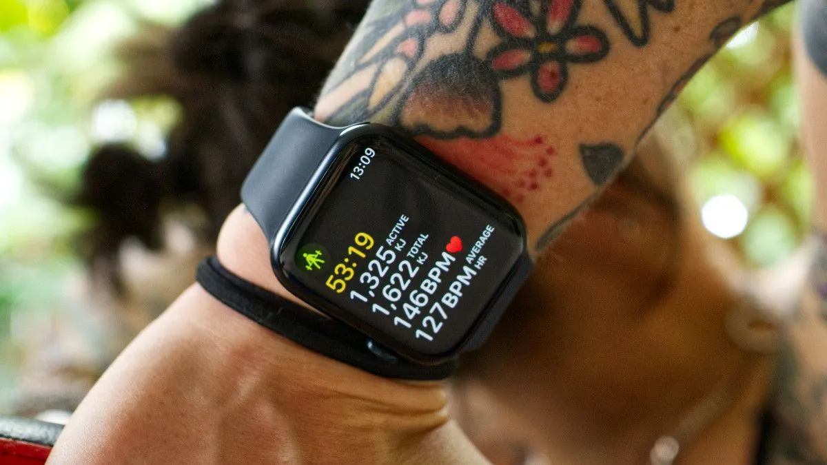 Màn hình Apple Watch hiển thị giao diện ứng dụng Workout với các chỉ số tập luyện, minh họa khả năng theo dõi hoạt động