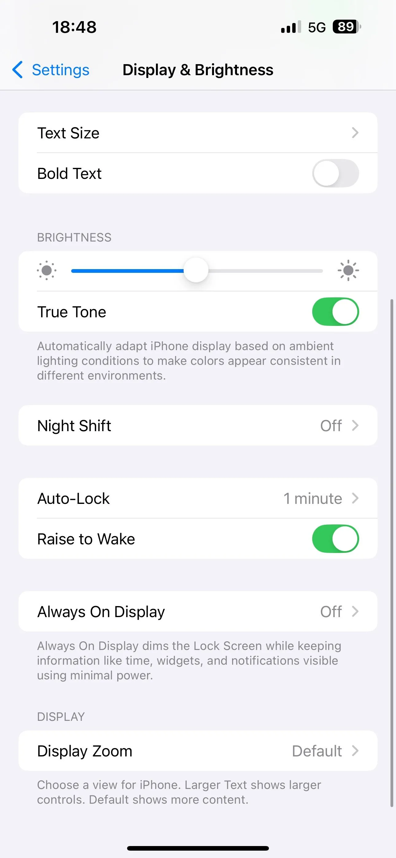 Màn hình cài đặt Night Shift trong mục Màn hình &amp; Độ sáng của iPhone, hiển thị tùy chọn bật thủ công.