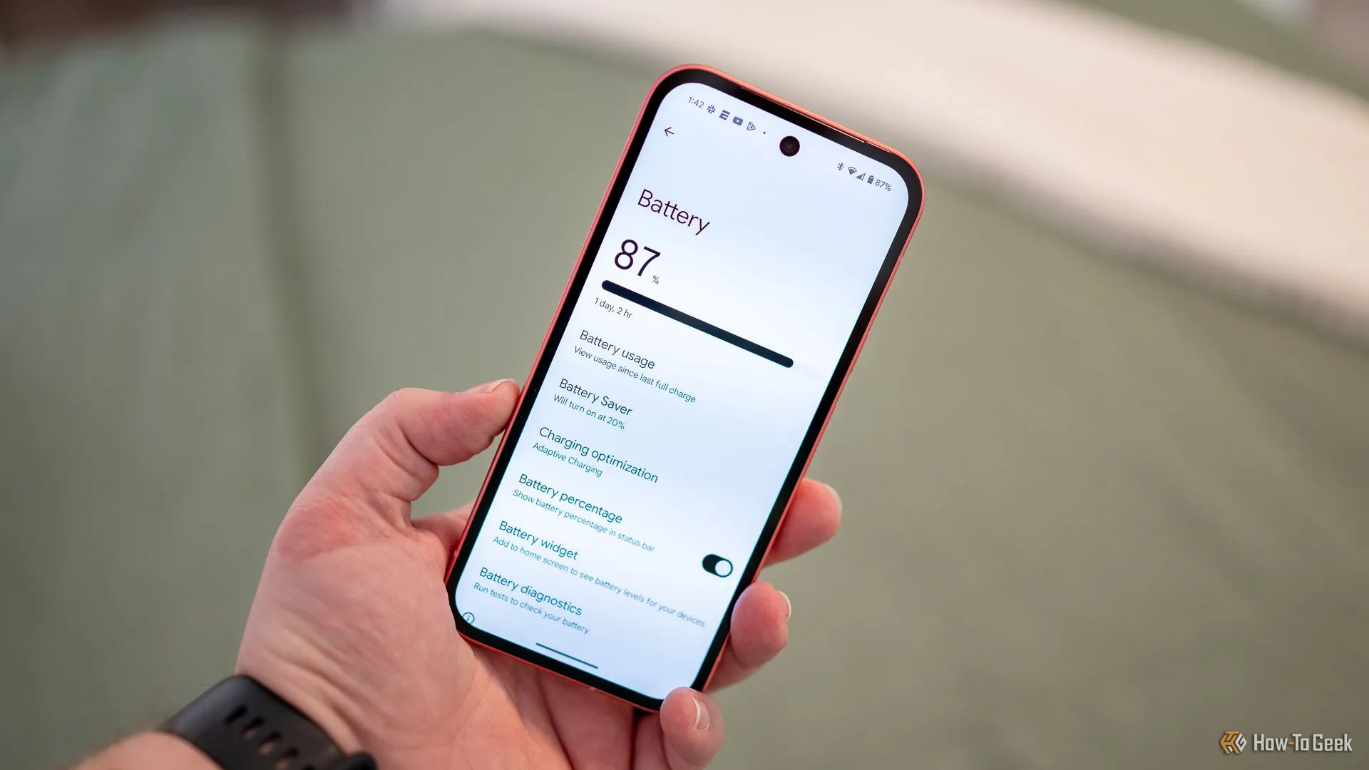 Màn hình cài đặt và thông tin về pin trên điện thoại Google Pixel 9a