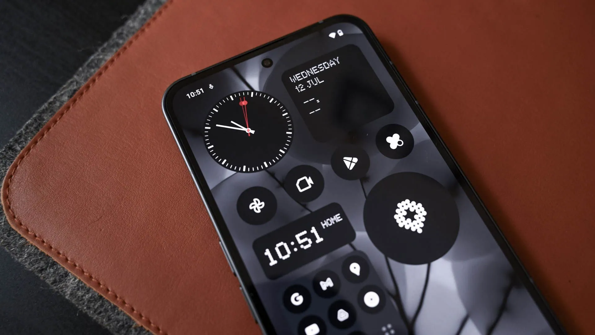 Màn hình chính của Nothing Phone (2) với giao diện người dùng độc đáo, màu đen trắng đặc trưng, thể hiện phong cách riêng biệt của hãng.
