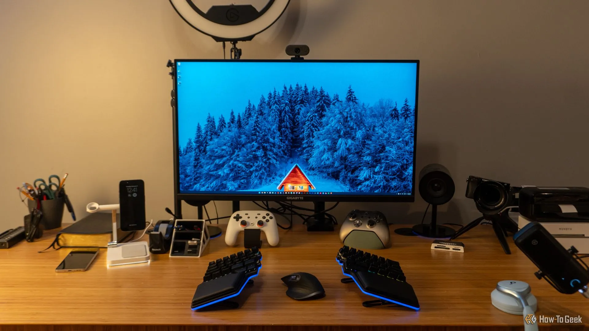 Màn hình gaming GIGABYTE M32U 32 inch 4K với tần số quét cao, đặt trên bàn làm việc cùng các thiết bị ngoại vi khác, tạo nên không gian chơi game hoàn chỉnh.