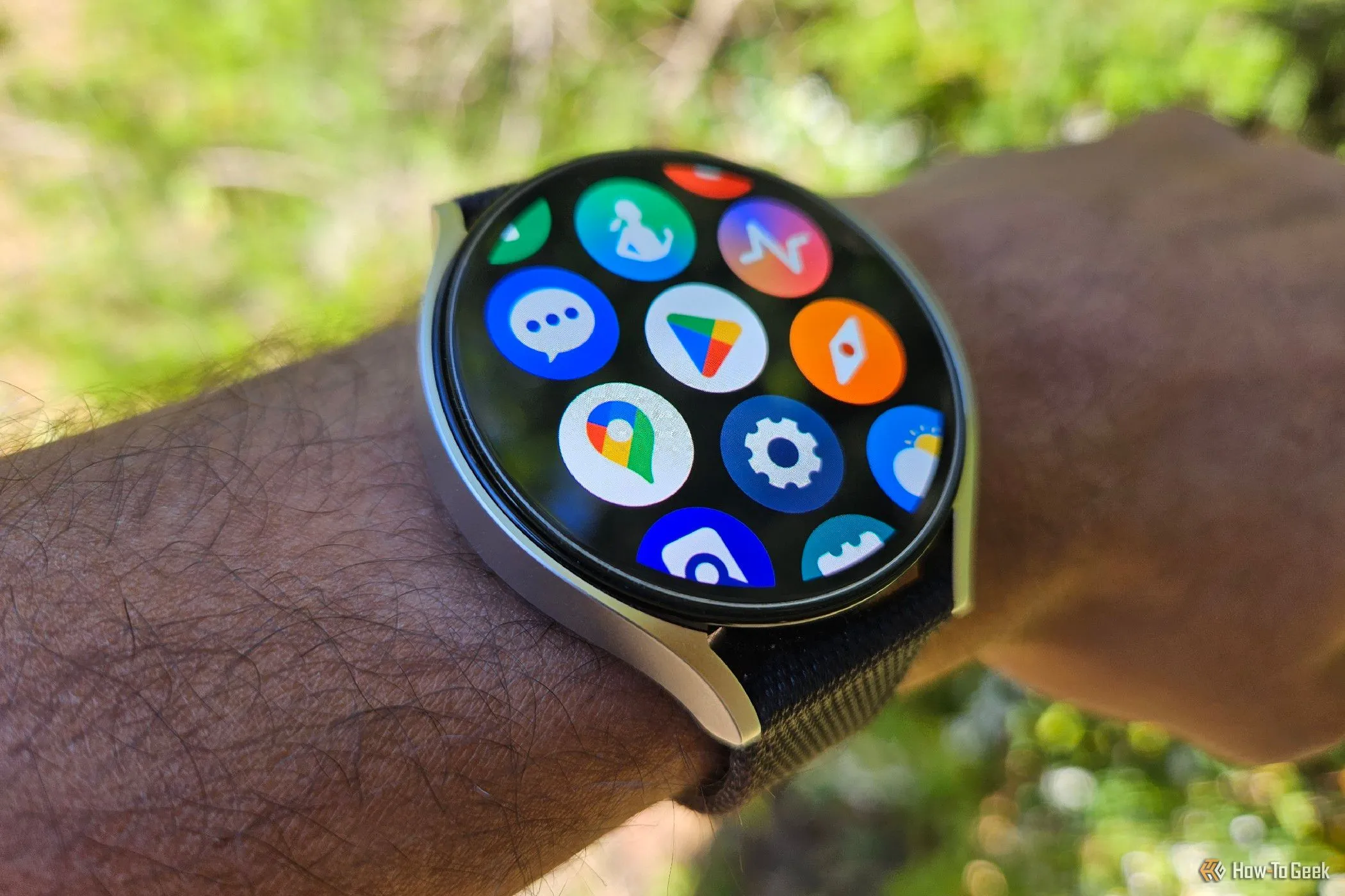 Màn hình hiển thị danh sách ứng dụng trên đồng hồ thông minh Samsung Galaxy Watch 6, minh họa sự liền mạch trong hệ sinh thái Samsung.