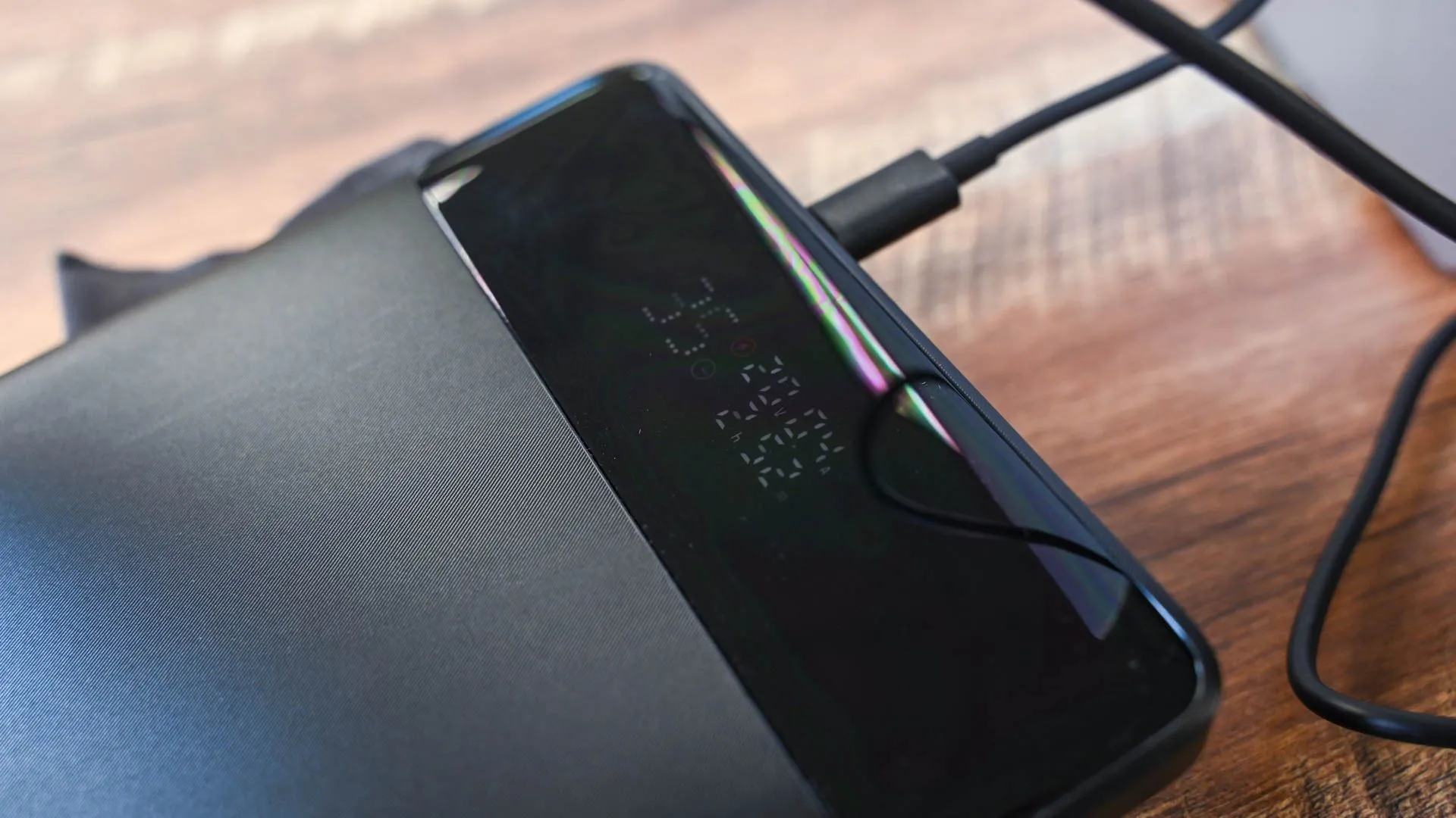 Màn hình hiển thị trên sạc dự phòng Baseus 20,000mAh 100W, cho thấy dung lượng và công suất.