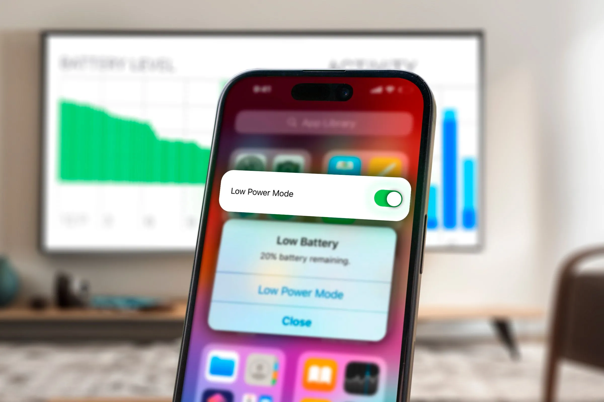 Màn hình iPhone hiển thị cảnh báo pin yếu và chế độ Nguồn điện thấp (Low Power Mode) đang bật