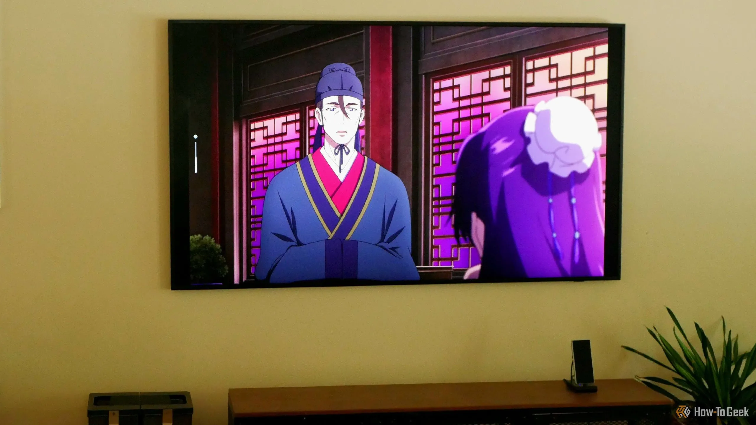 Màn hình Samsung Frame TV đang trình chiếu một chương trình Netflix thông qua tính năng Samsung DeX trên điện thoại Galaxy Z Fold 6.