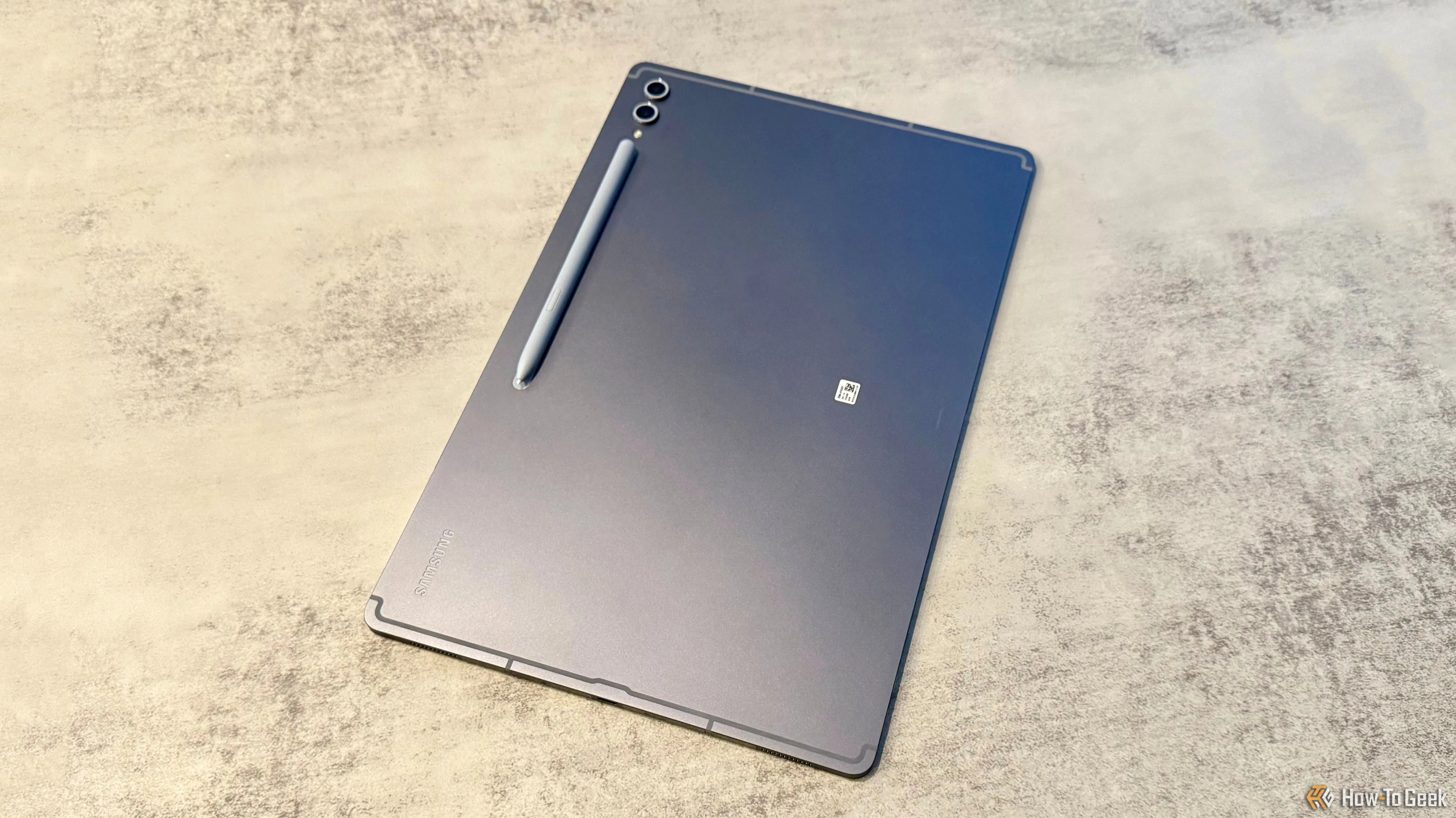 Mặt lưng Samsung Galaxy Tab S10 Ultra với bút S Pen gắn từ tính