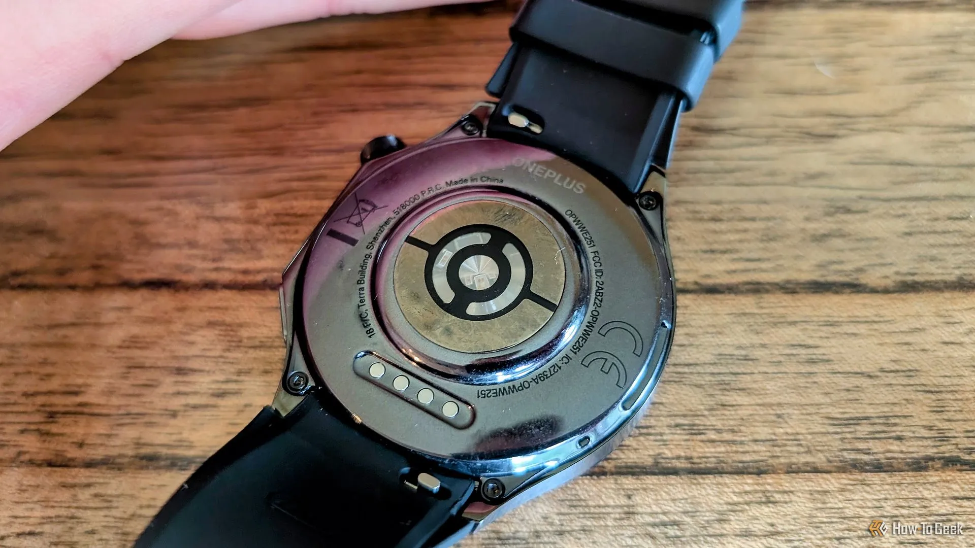 Mặt sau của OnePlus Watch 3 với các cảm biến nhịp tim, SpO2 và các cảm biến sức khỏe khác.