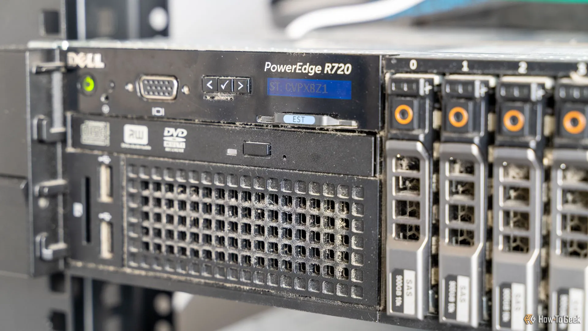 Mặt trước của máy chủ lưu trữ Dell R720, thể hiện phần cứng mạnh mẽ.