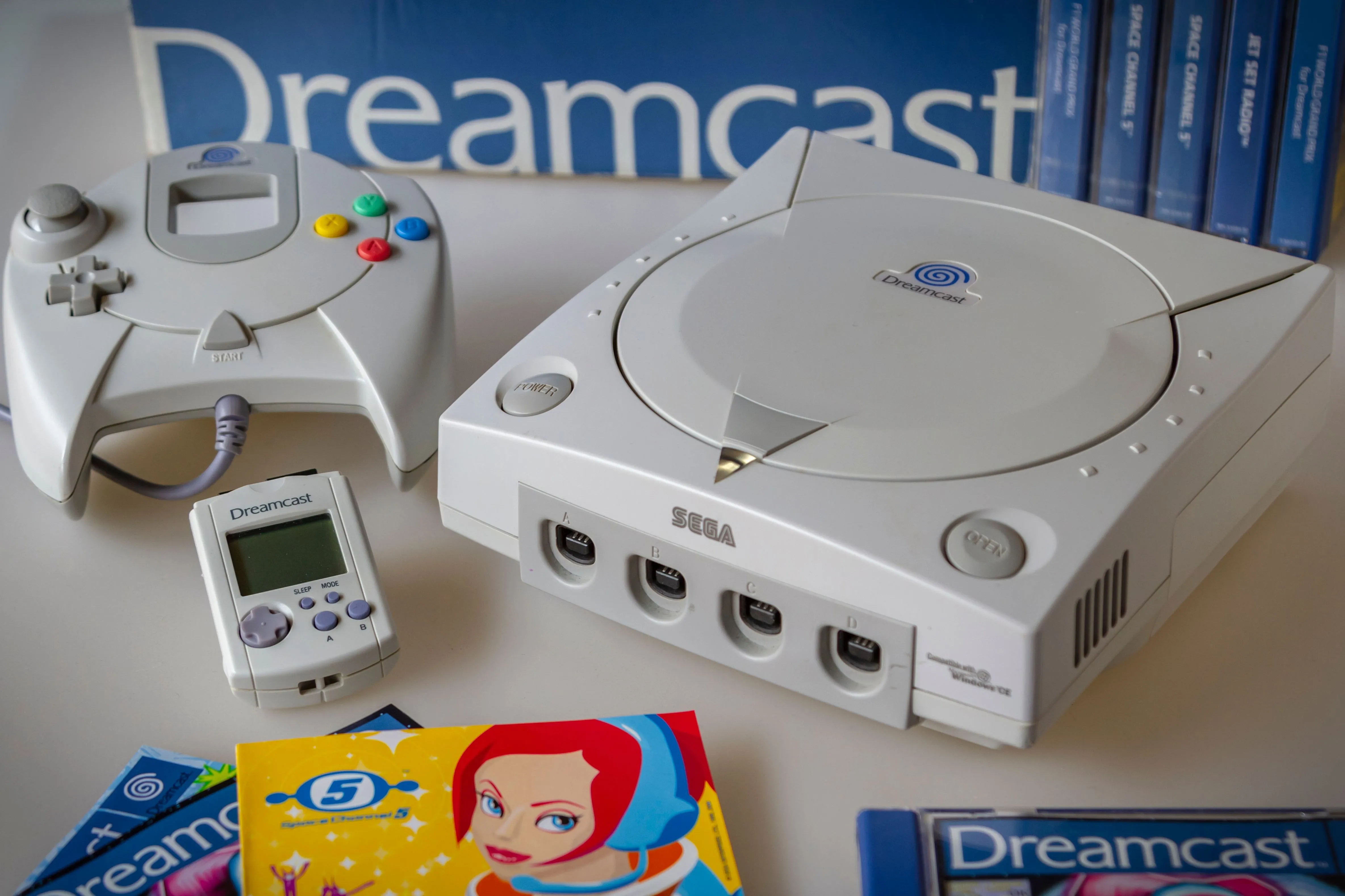 Máy chơi game Sega Dreamcast màu trắng với tay cầm, VMU và đĩa game Space Channel 5