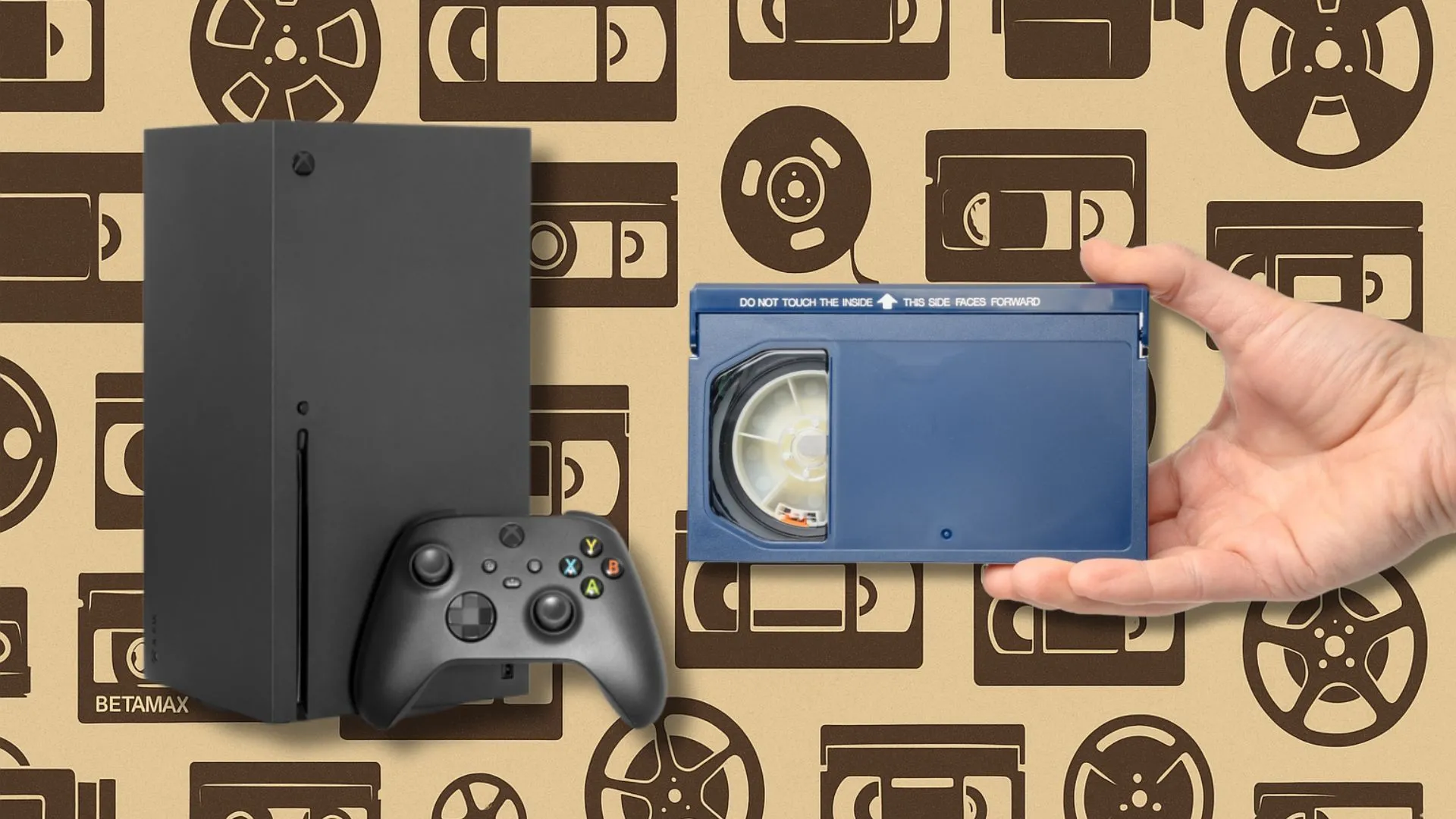 Máy chơi game Xbox Series X cạnh cuộn băng Betamax, minh họa vị thế của Xbox so với PC gaming.