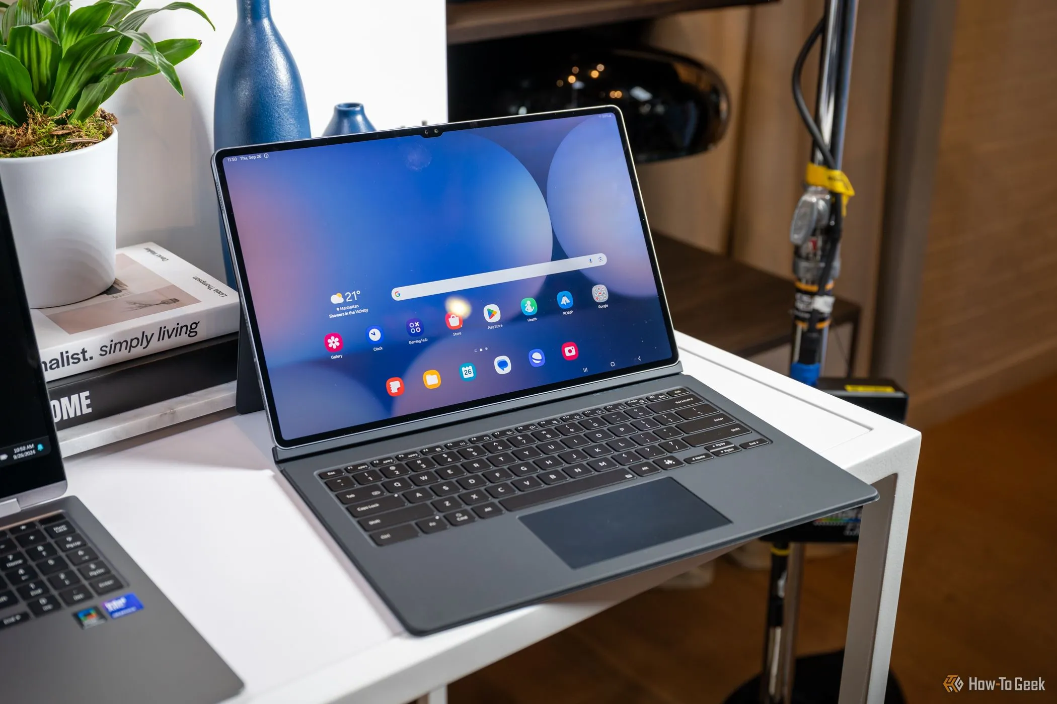 Máy tính bảng Samsung Galaxy Tab S10 Ultra kết nối với vỏ bàn phím, cho thấy khả năng đa nhiệm và làm việc hiệu quả của tablet Android hiện đại.