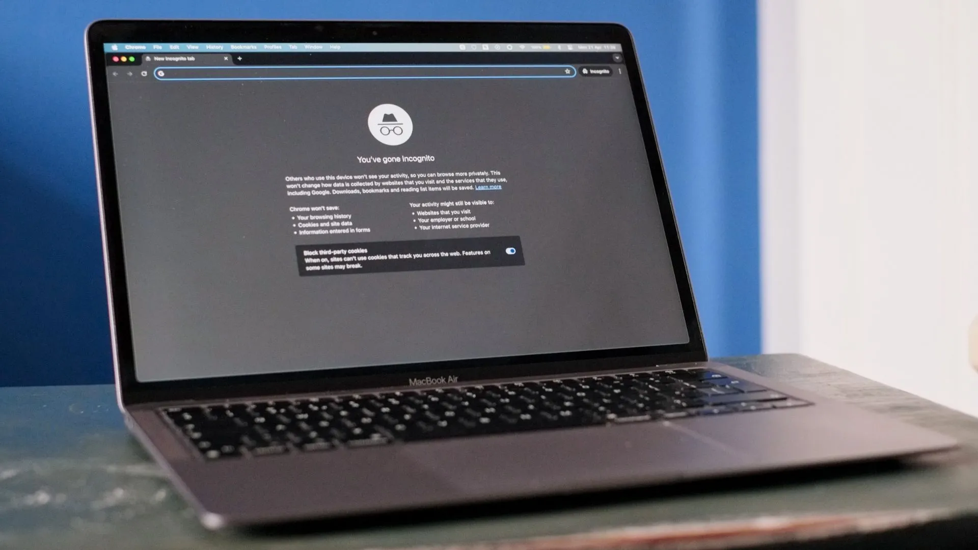 Máy tính MacBook Air hiển thị chế độ ẩn danh (Incognito Mode) của trình duyệt Chrome, gợi ý về các biện pháp bảo vệ quyền riêng tư cá nhân khi duyệt web.