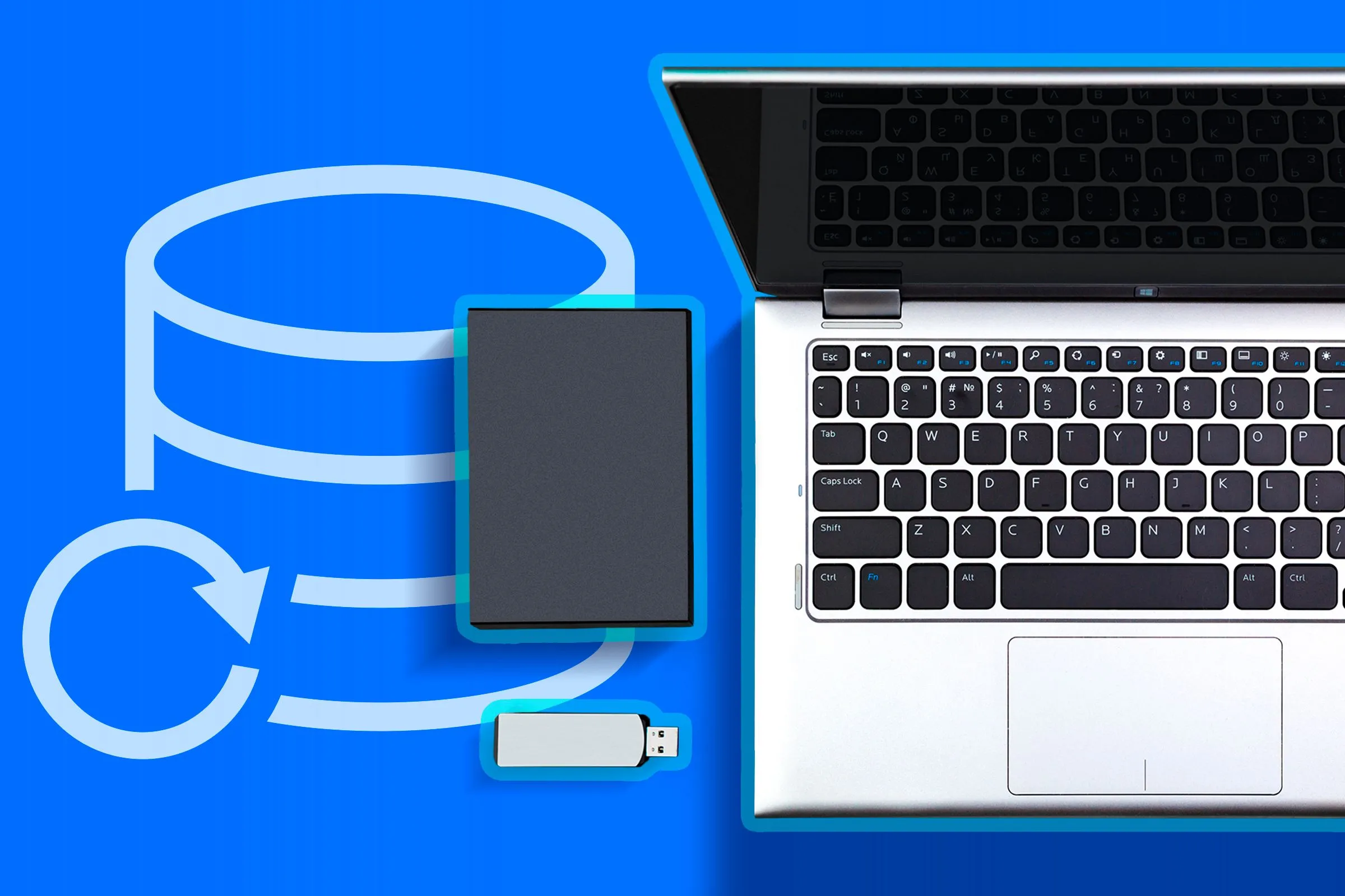 Máy tính xách tay với ổ USB và ổ cứng gắn ngoài cùng biểu tượng sao lưu, minh họa quy trình sao lưu dữ liệu.
