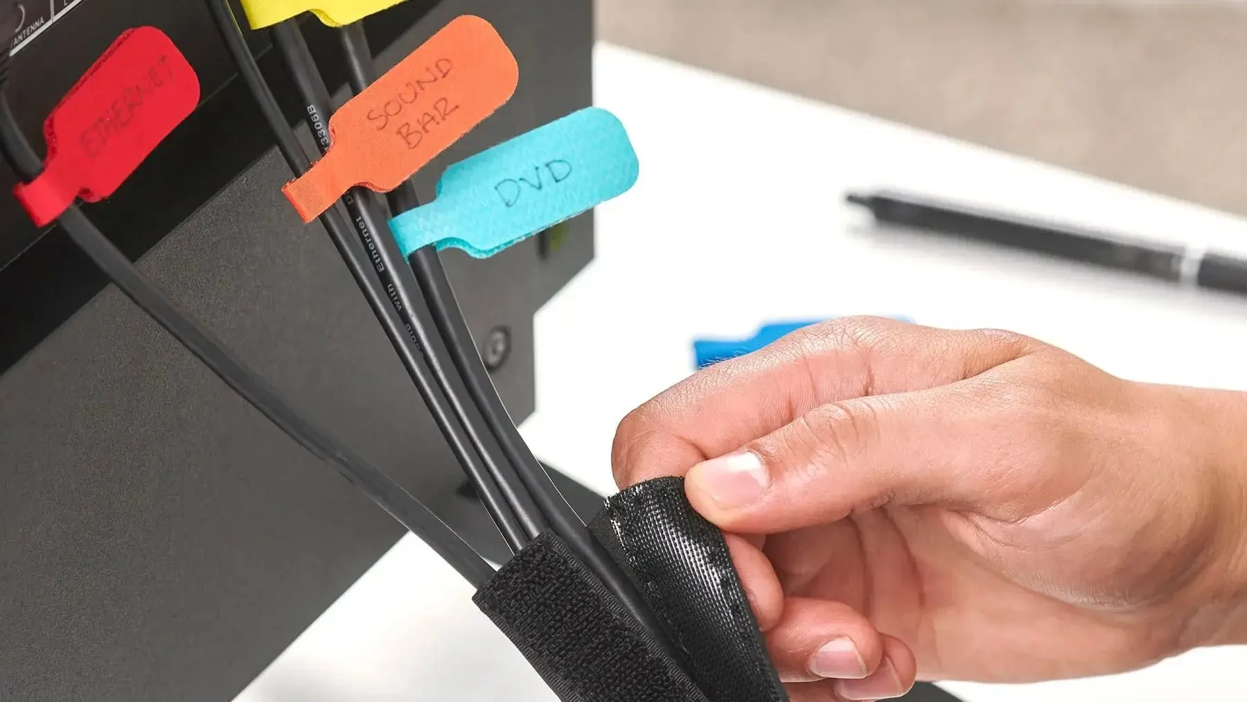 Một bộ cáp giải trí gia đình được dán nhãn và buộc gọn gàng bằng dây velcro, gợi ý các phương pháp tổ chức cáp khác ngoài việc sử dụng cáp màu.