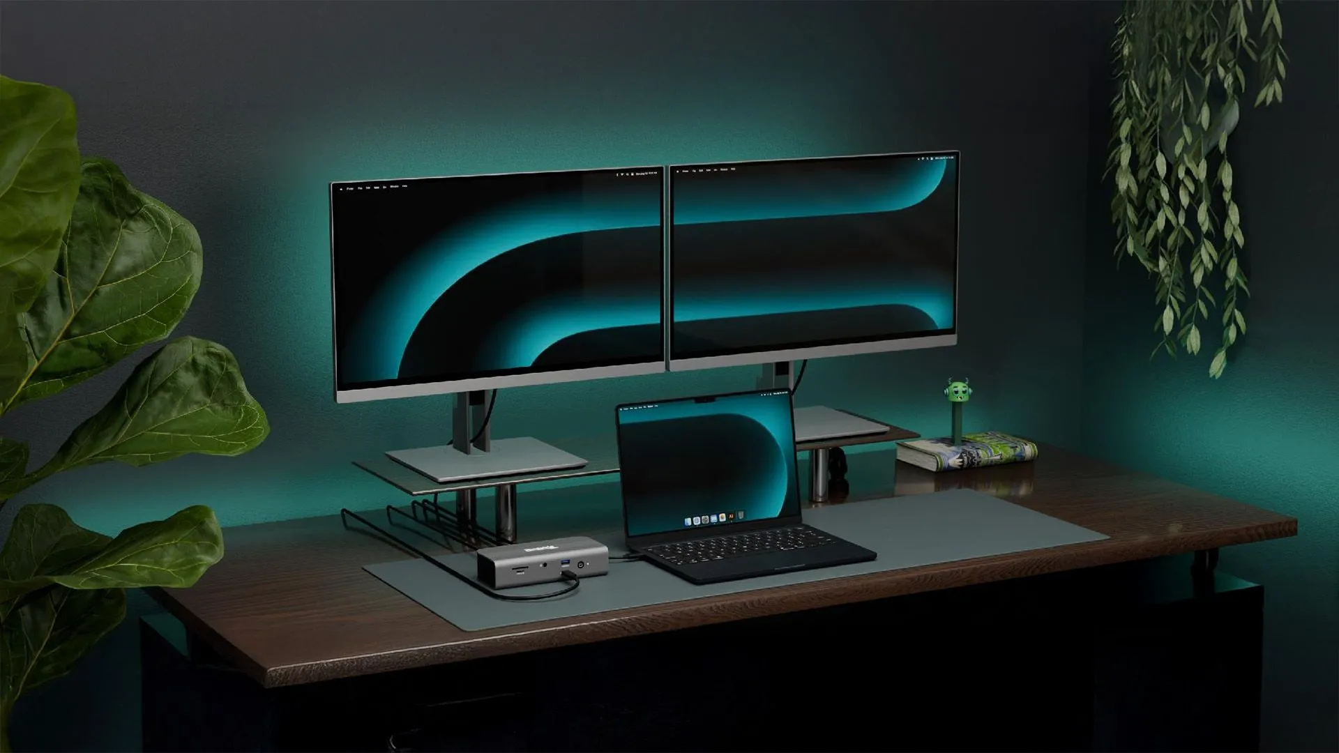 Một bộ hub Thunderbolt 5 của Plugable với nhiều cổng kết nối khác nhau được chiếu sáng, thể hiện khả năng mở rộng đa dạng