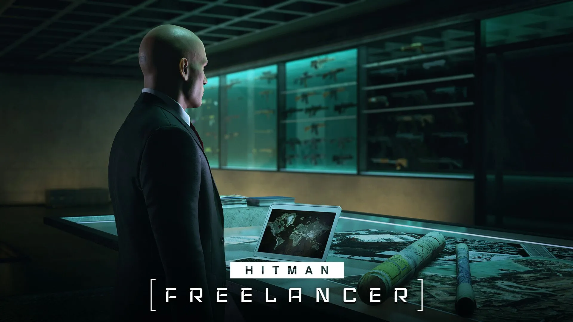 Một cảnh cận của Agent 47 với môi trường chi tiết xung quanh trong Hitman: World of Assassination.