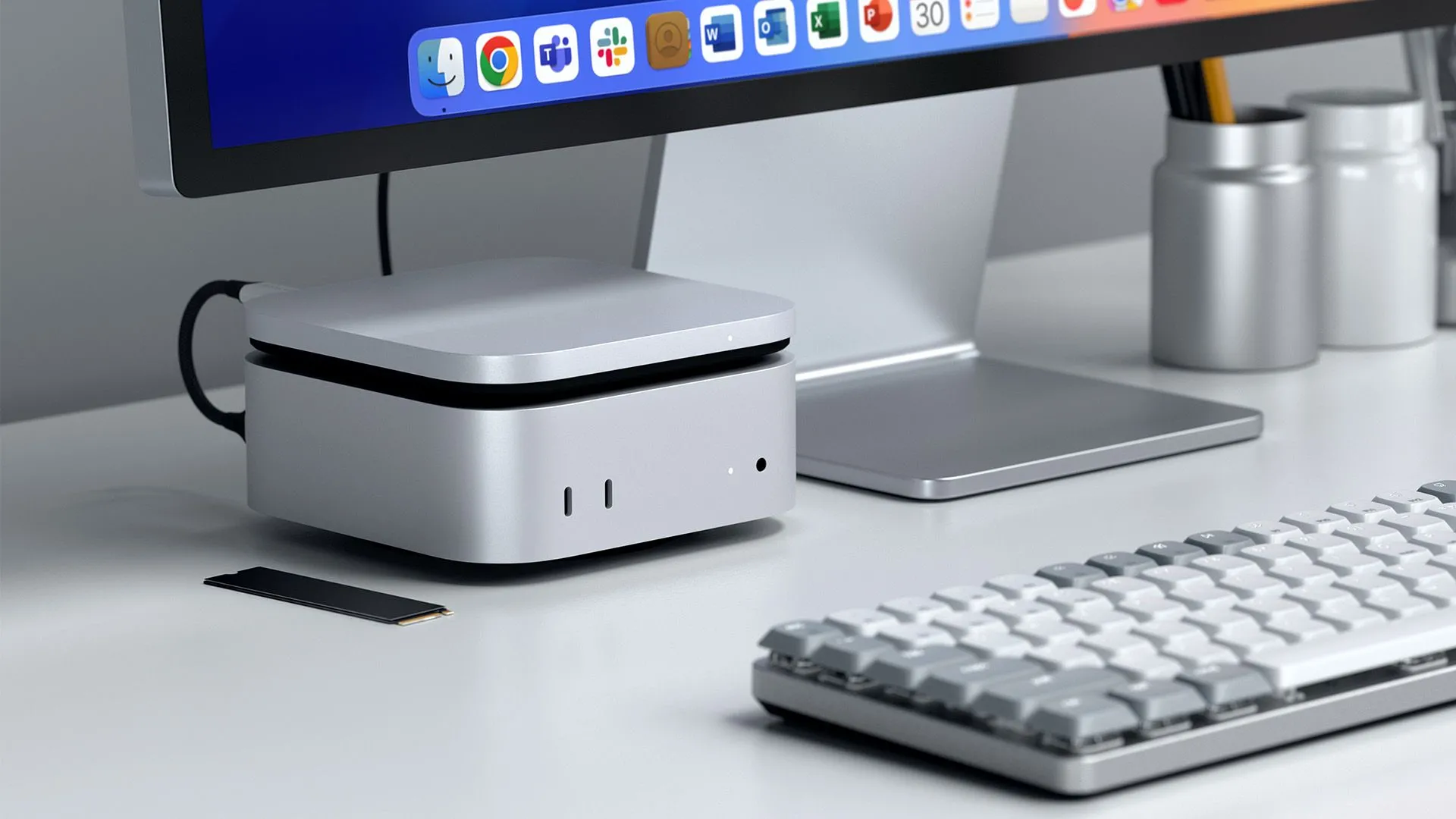 Một hộp đựng ổ NVMe USB4 siêu mỏng màu bạc của Satechi đặt trên bề mặt màu tối, nổi bật sự nhỏ gọn và thiết kế hiện đại