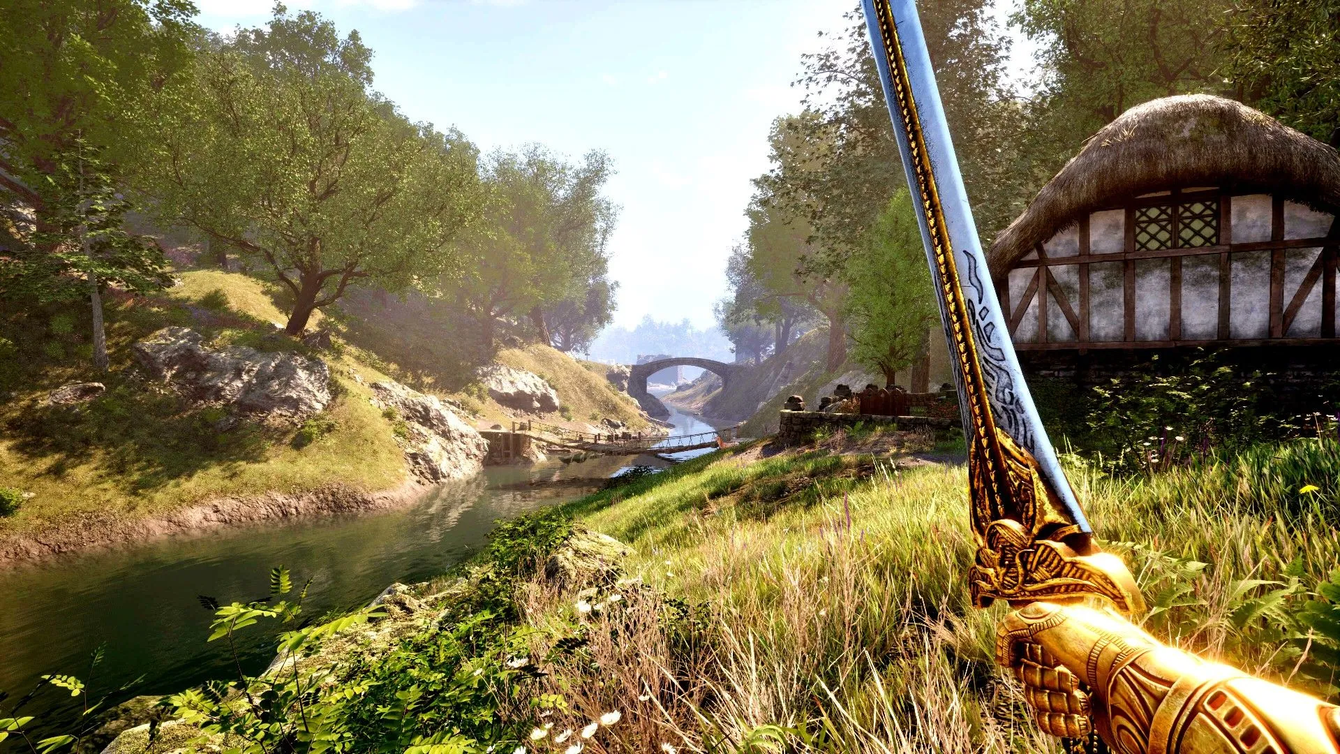 Một người chơi cầm kiếm nhìn ra dòng sông cạnh ngôi nhà trong The Elder Scrolls IV Oblivion Remastered, thể hiện khung cảnh yên bình và rộng lớn của thế giới Cyrodiil.