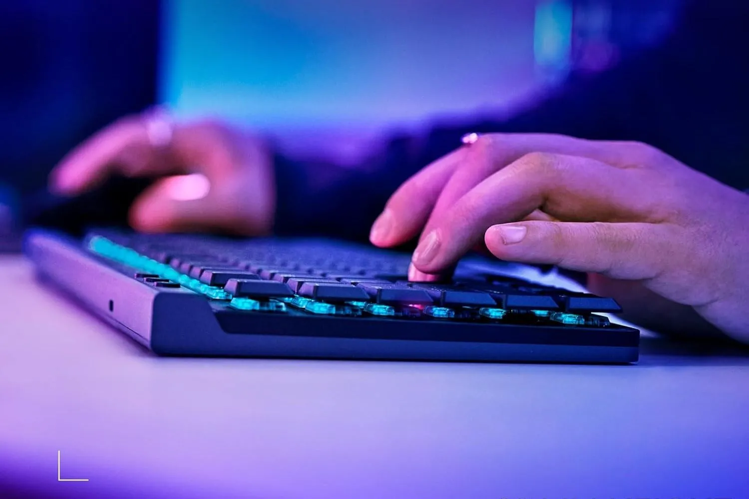 Một người đang gõ phím trên bàn phím Logitech G515 Lightspeed TKL, cho thấy trải nghiệm sử dụng thực tế của bàn phím cơ TKL low-profile, đặc biệt phù hợp cho người dùng Mac.