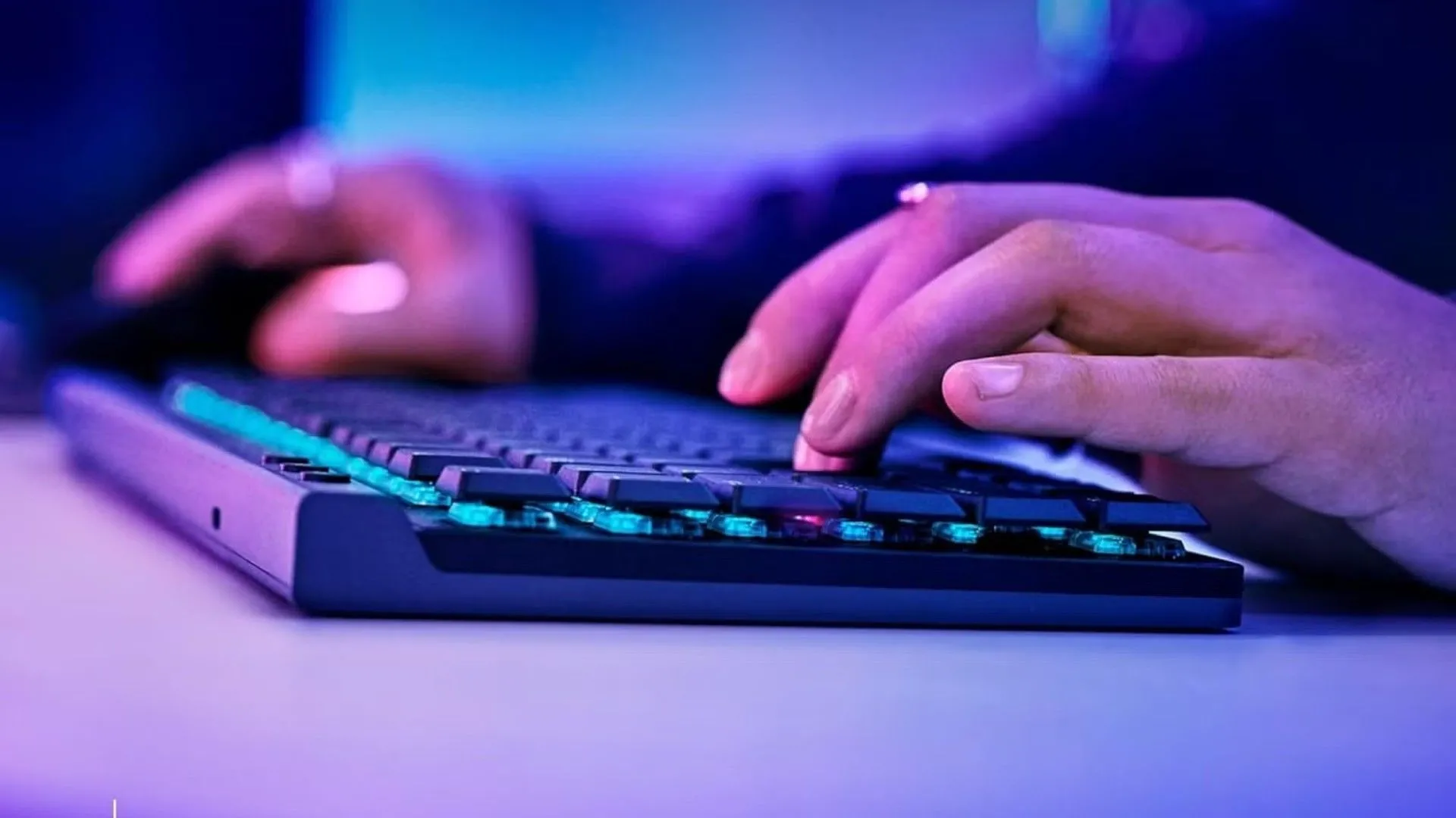 Một người đang gõ trên bàn phím gaming Logitech G515 Lightspeed TKL