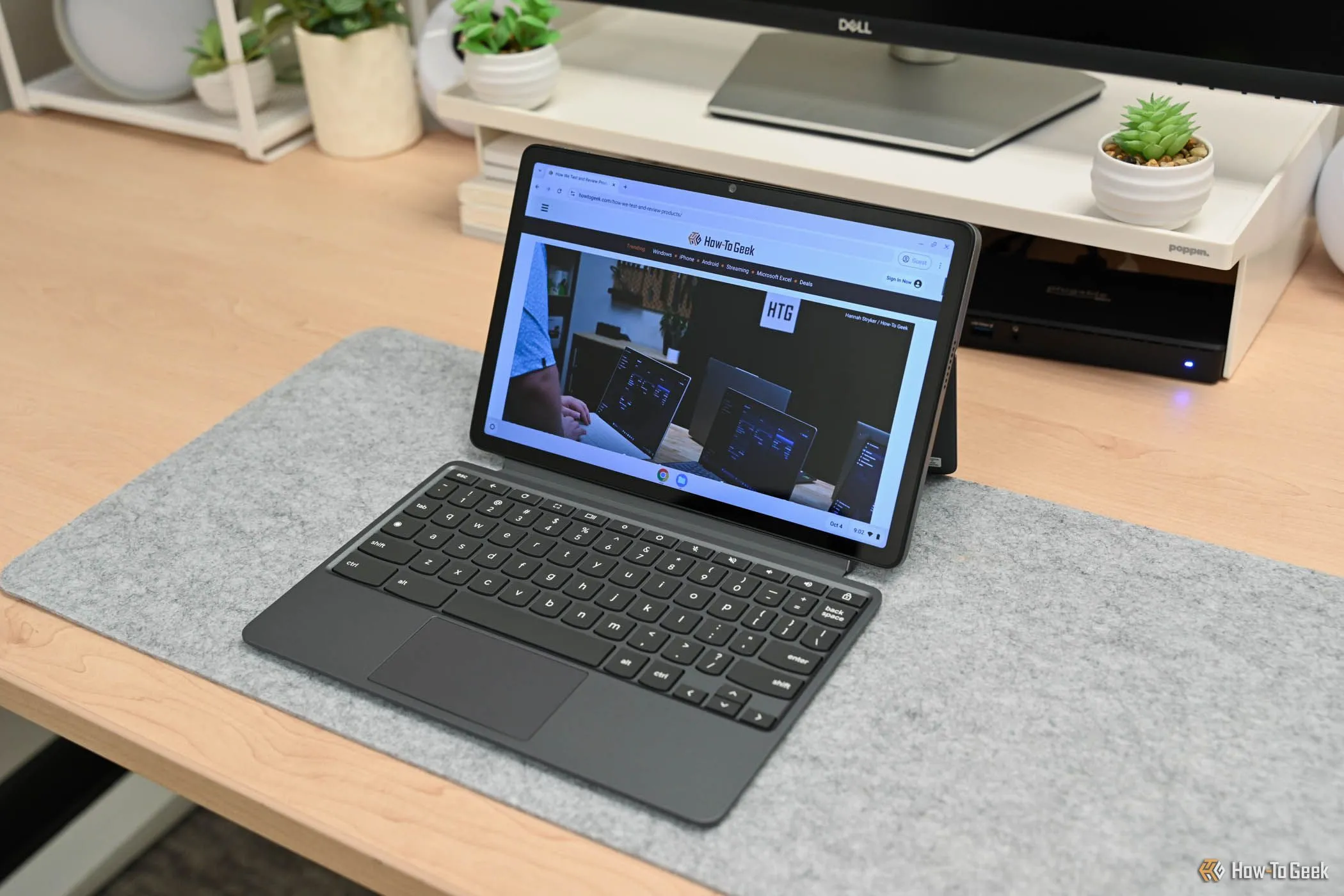 Một người đang sử dụng Lenovo Chromebook Duet 11-inch để duyệt web, làm nổi bật tính linh hoạt và gọn nhẹ của các dòng Chromebook Plus.