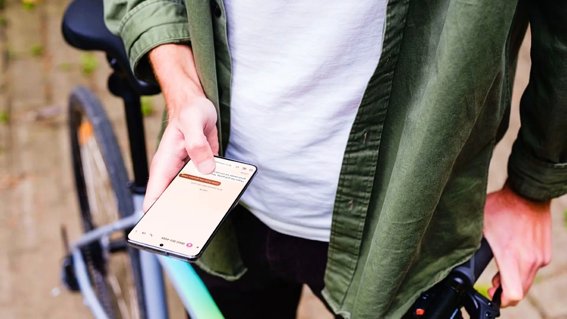 Một người dùng đang cầm điện thoại Android, minh họa khả năng kích hoạt nhanh các tác vụ bằng cử chỉ chạm mặt lưng.