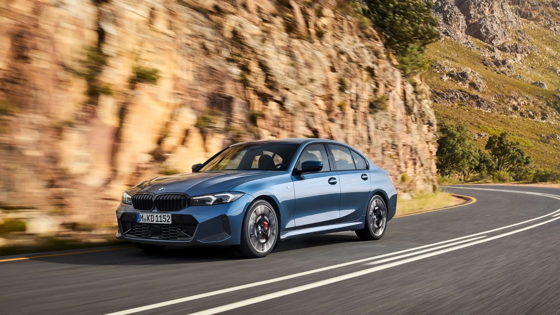 Một phần động cơ của xe BMW, minh họa sự phức tạp của hệ thống điện
