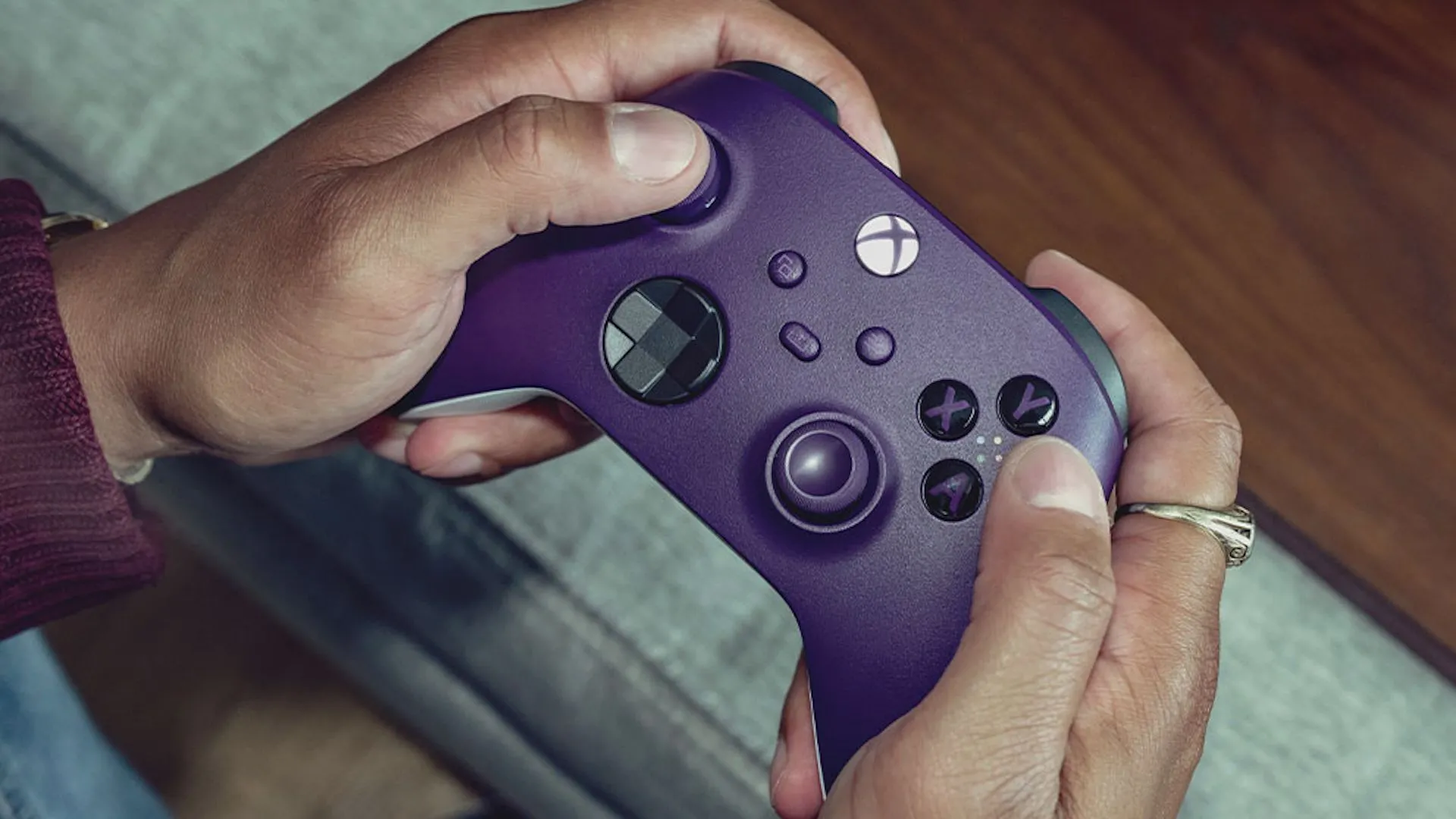 Một tay cầm không dây Xbox Core màu tím, phụ kiện quan trọng cho trải nghiệm chơi game đa người.