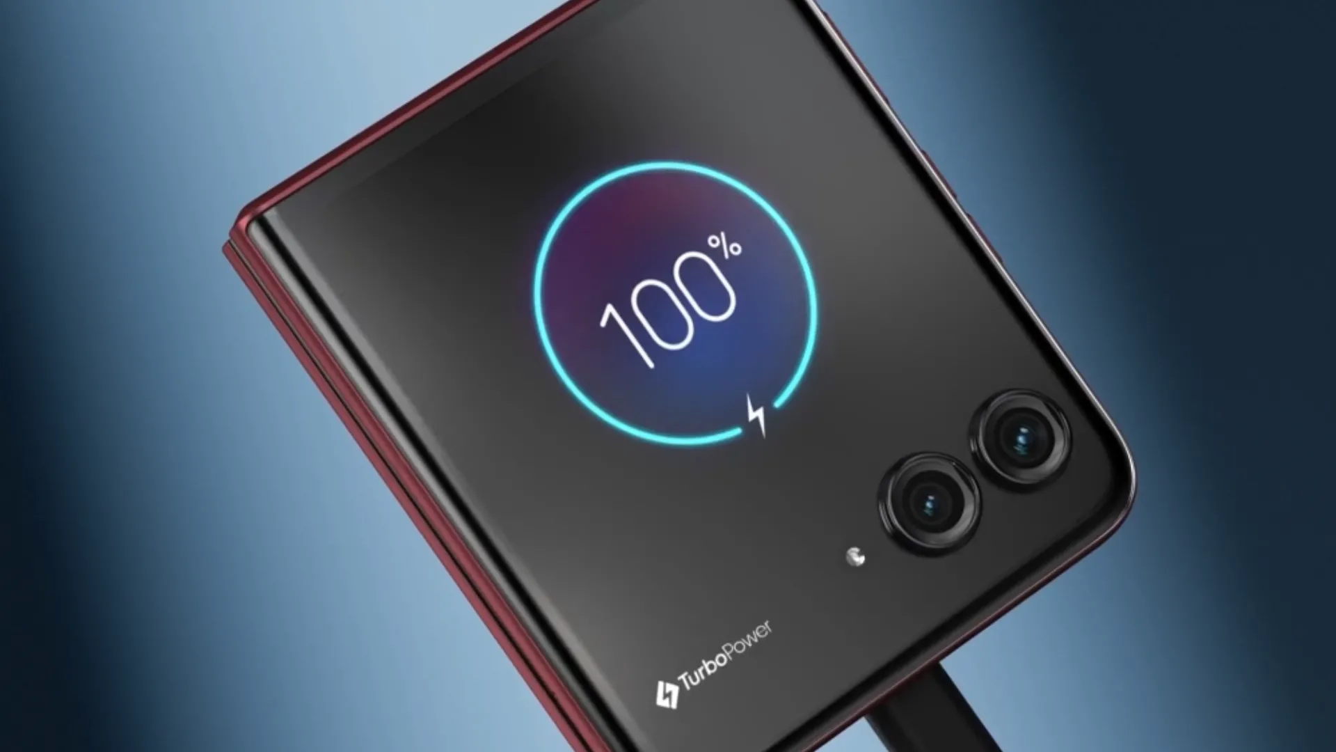 Moto Razr Ultra 60 được kết nối với bộ sạc có dây hiển thị 100% pin trên màn hình phụ