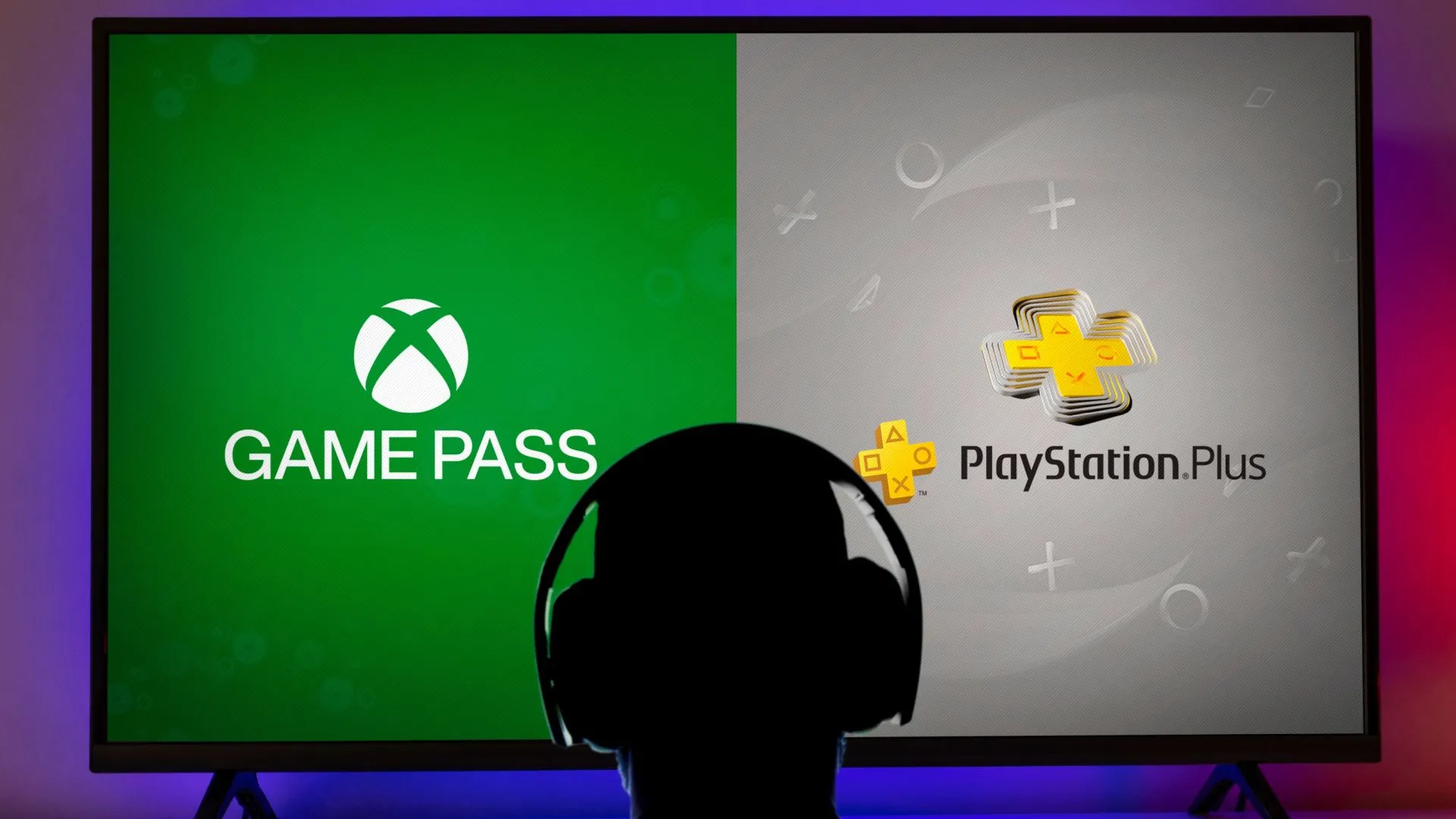 Người đàn ông nhìn vào logo Xbox Game Pass và PlayStation Plus trên TV, biểu thị dịch vụ đăng ký game