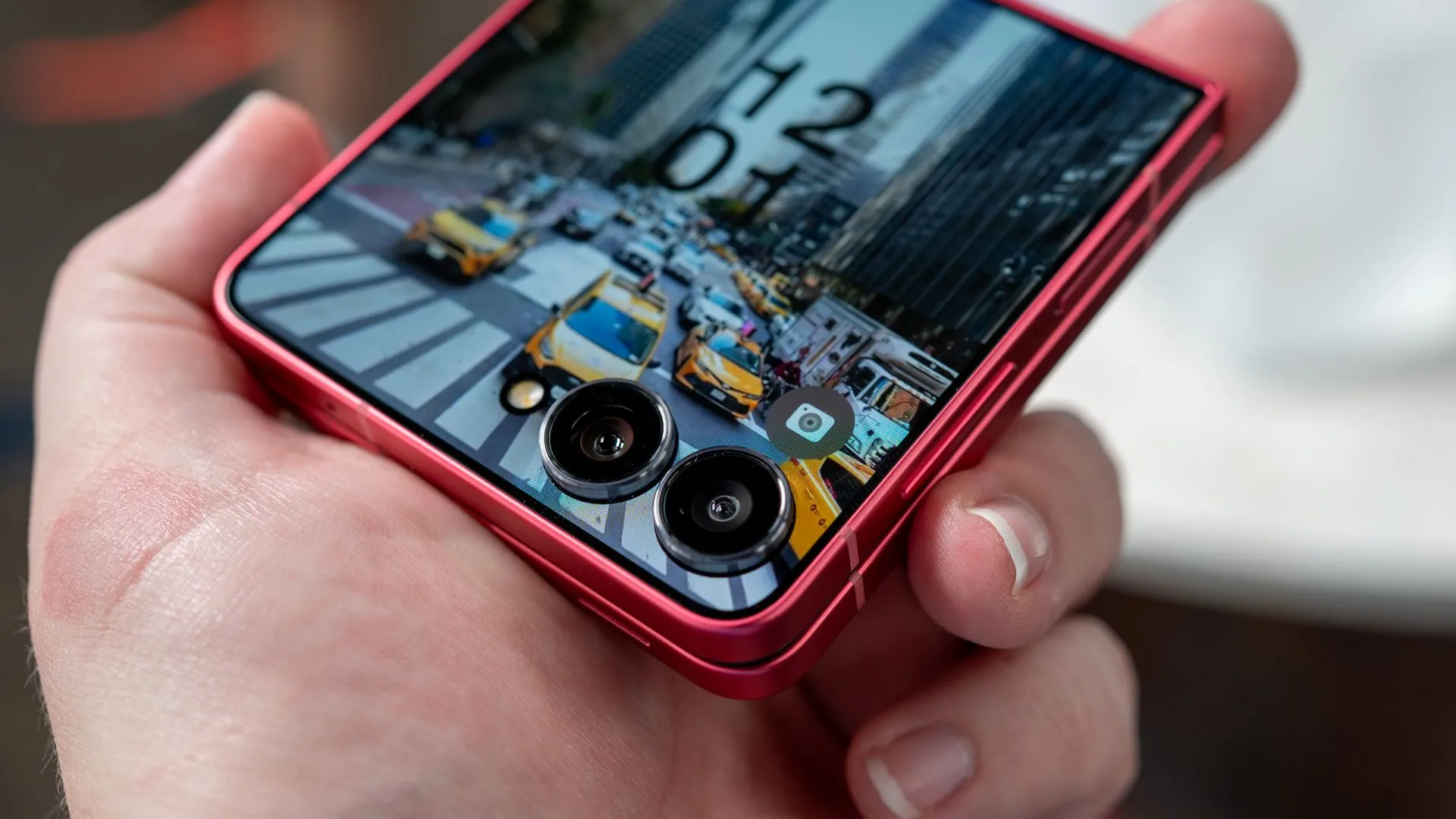 Người dùng cầm Galaxy Z Flip 7 cho thấy cụm camera kép mặt lưng