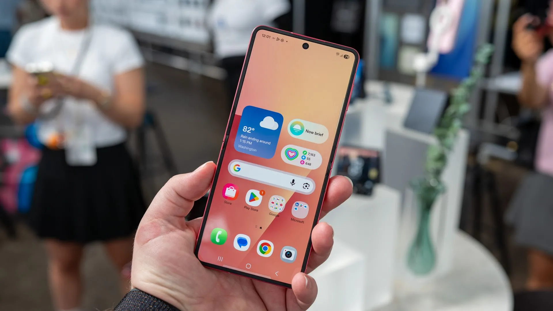 Người dùng cầm Galaxy Z Flip 7 đang hiển thị màn hình chính
