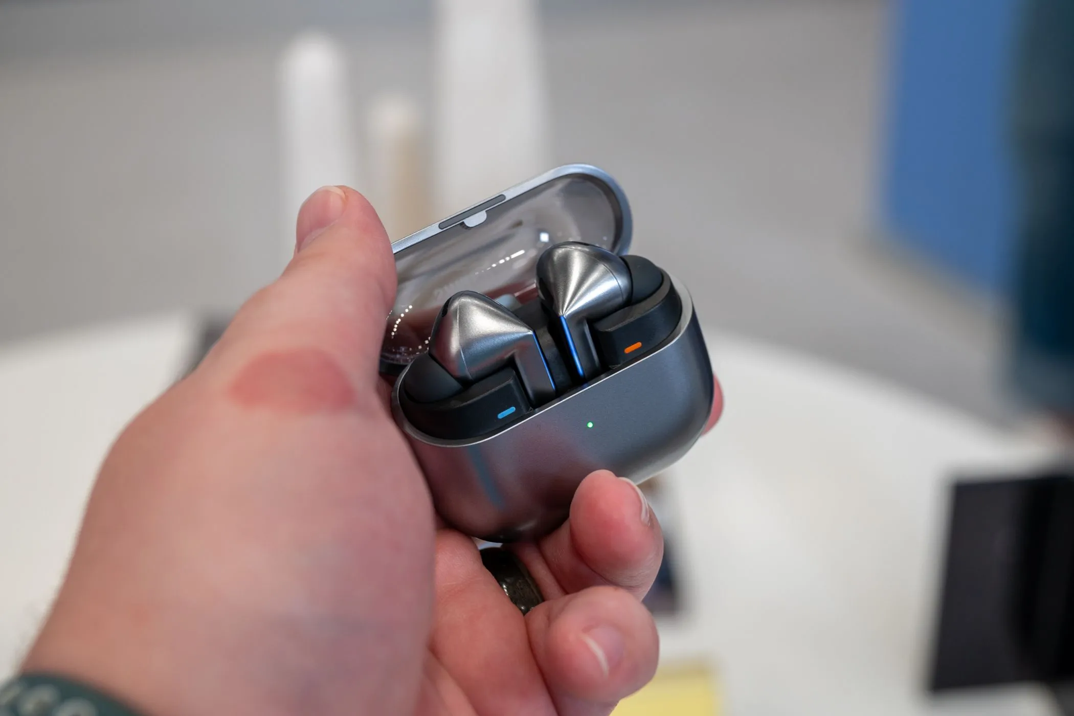 Người dùng cầm hộp sạc mở của tai nghe Samsung Galaxy Buds 3 Pro màu bạc