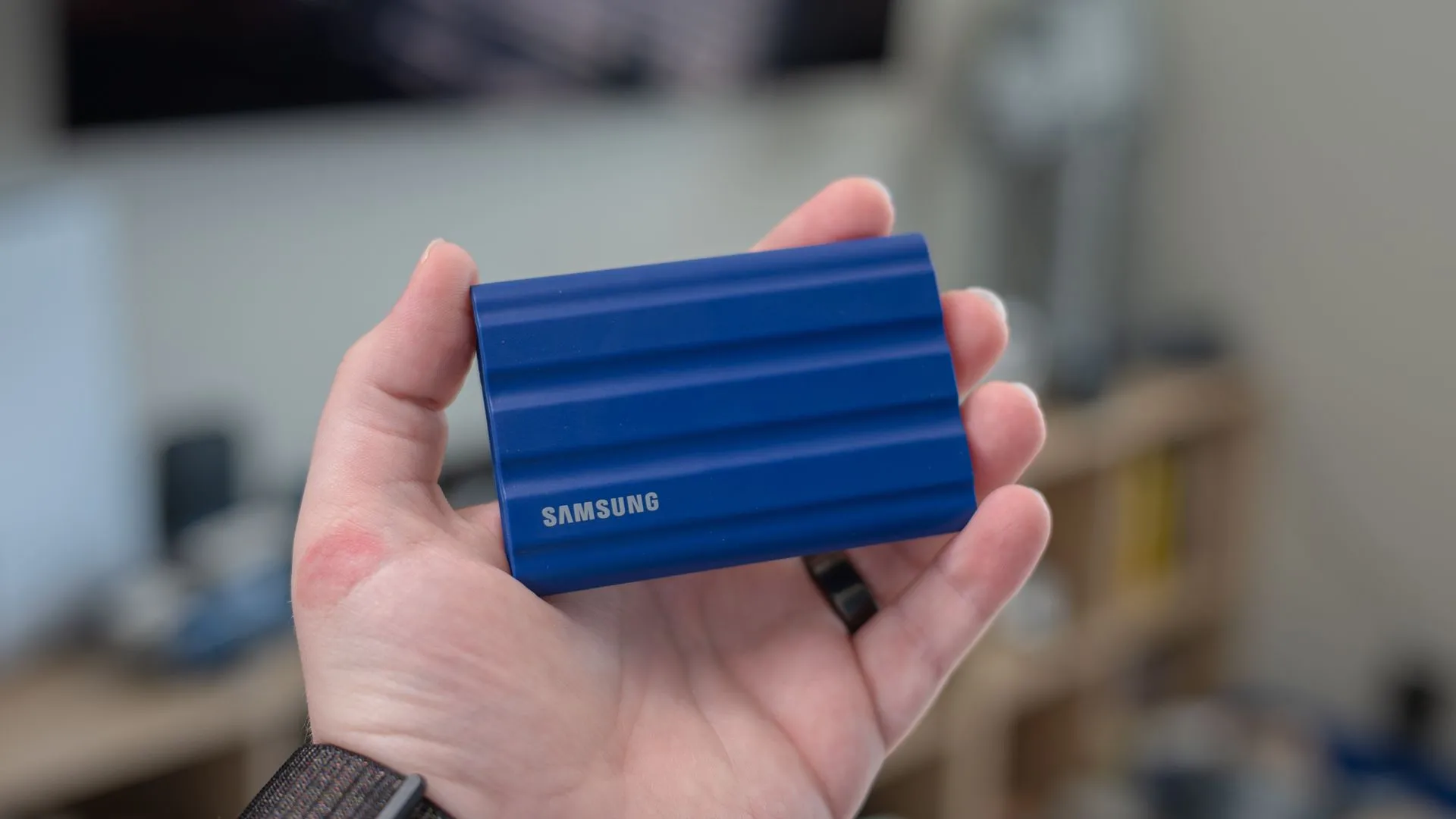 Người dùng đang cầm ổ cứng SSD di động Samsung T7 Shield