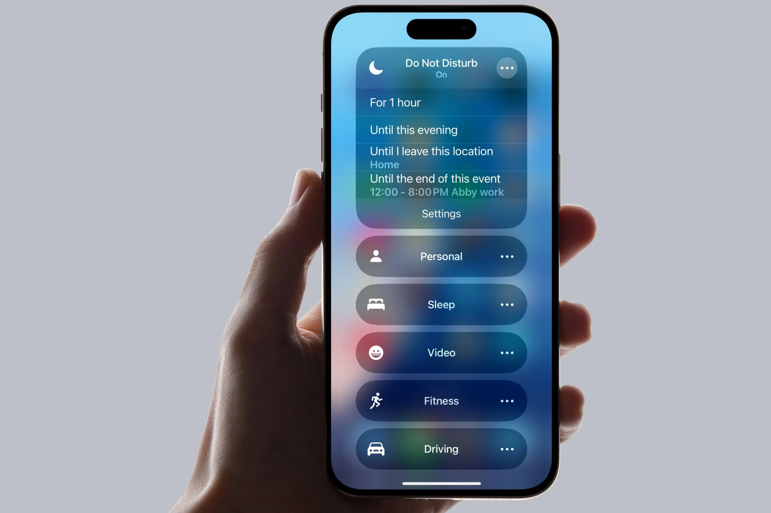 Người dùng đang giữ iPhone hiển thị cài đặt Chế độ Tập trung (Focus Modes) và Không làm phiền, giúp cá nhân hóa thông báo.
