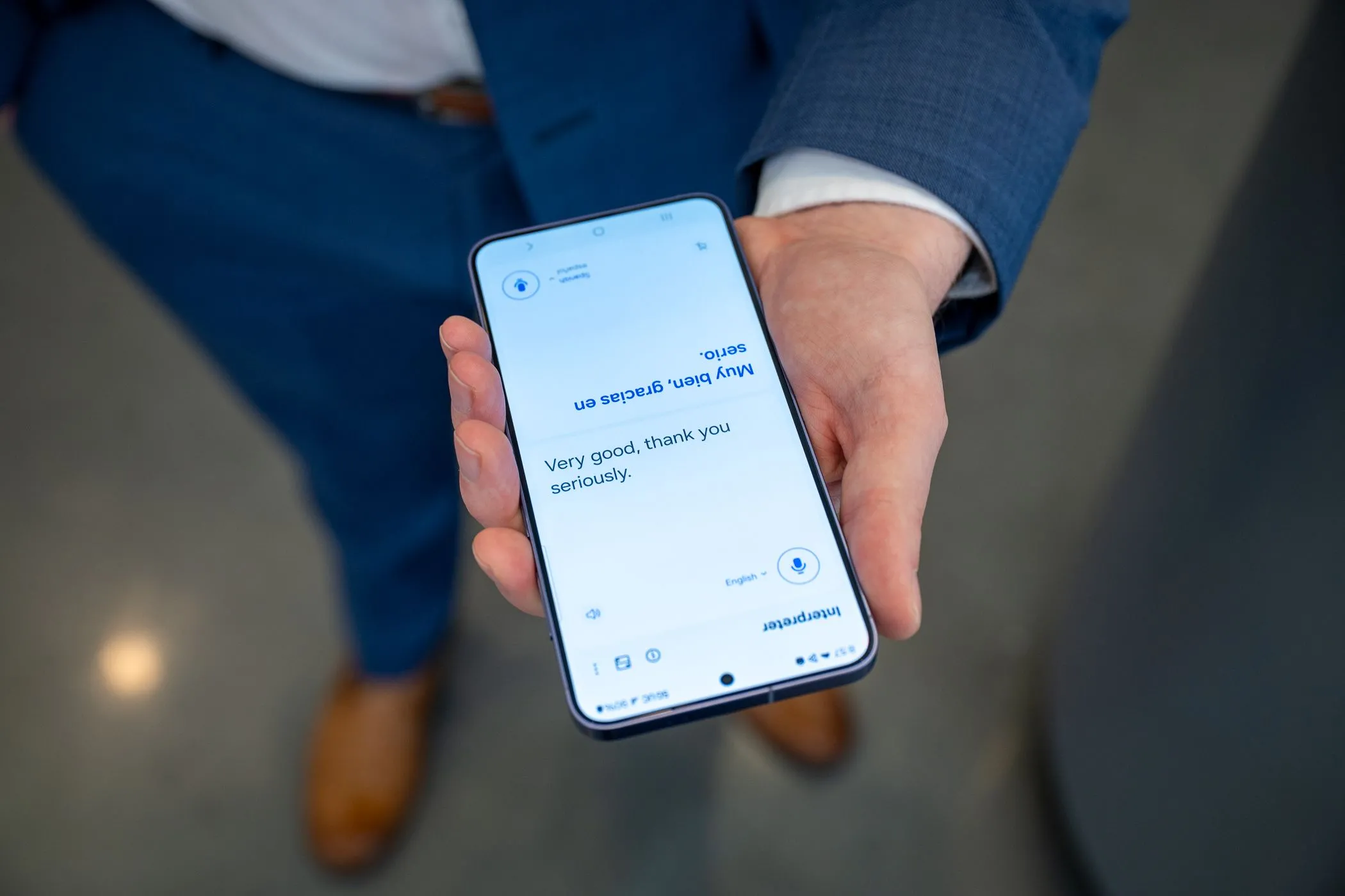 Người dùng đang sử dụng chế độ phiên dịch Interpreter trên điện thoại Samsung Galaxy S24
