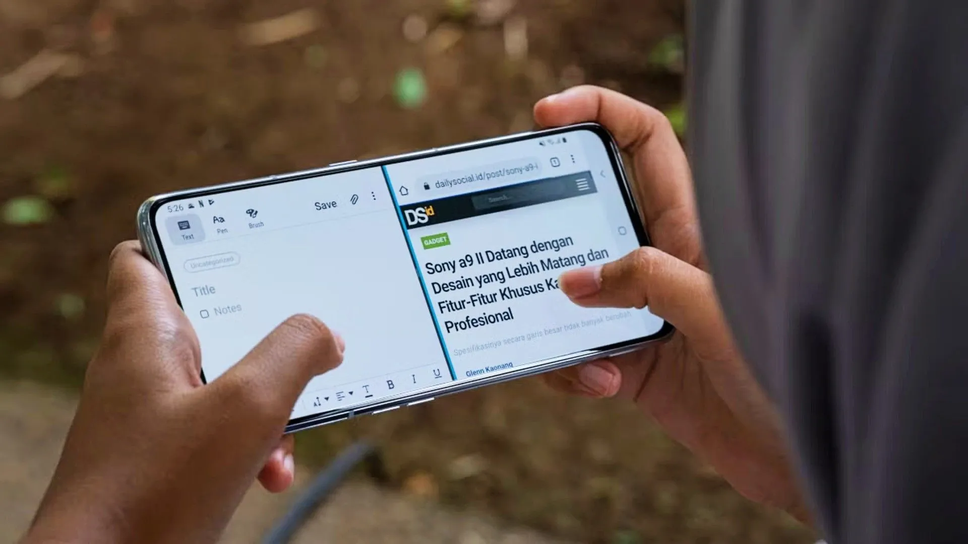 Người dùng đang thao tác trên điện thoại Android với chế độ chia đôi màn hình, minh họa đa nhiệm hiệu quả.