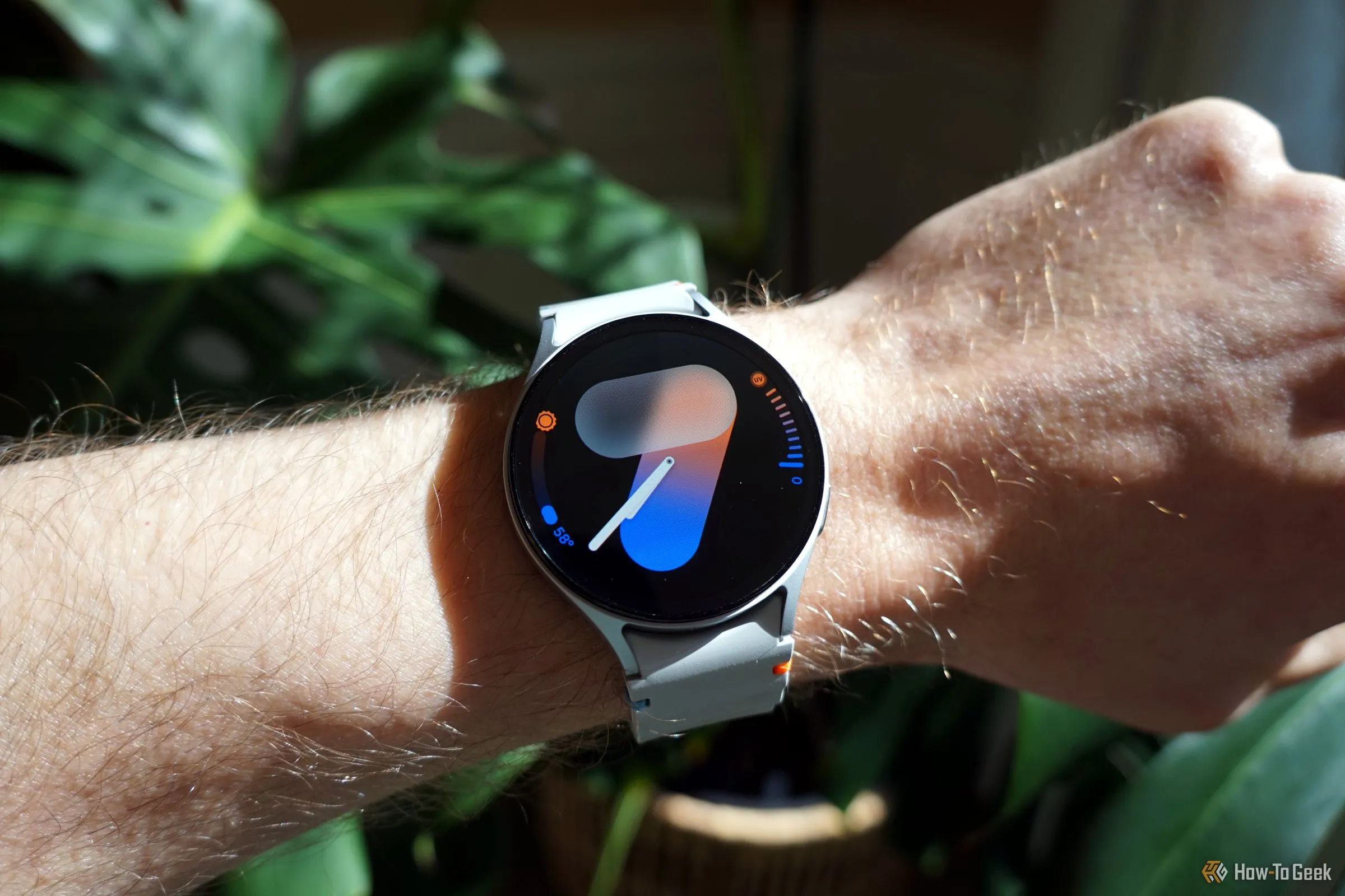 Người dùng đeo Samsung Galaxy Watch 7, minh họa tính năng theo dõi sức khỏe và giấc ngủ thông qua ứng dụng Galaxy AI.