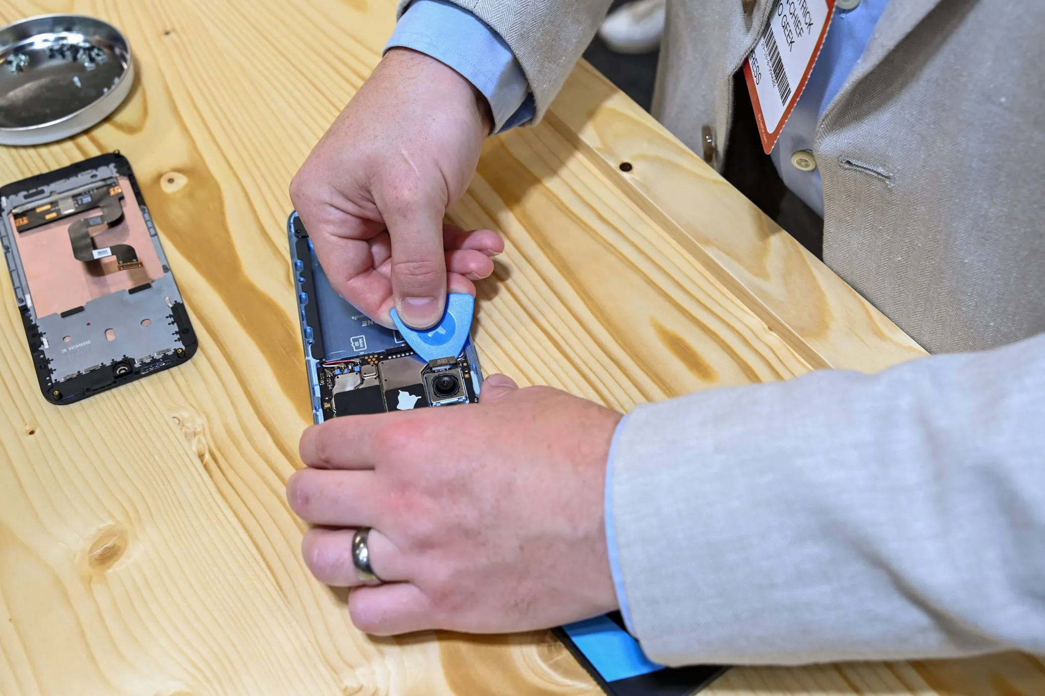 Người dùng tự thay thế linh kiện trên điện thoại Fairphone tại triển lãm IFA 2023, thể hiện cam kết về khả năng sửa chữa dễ dàng.