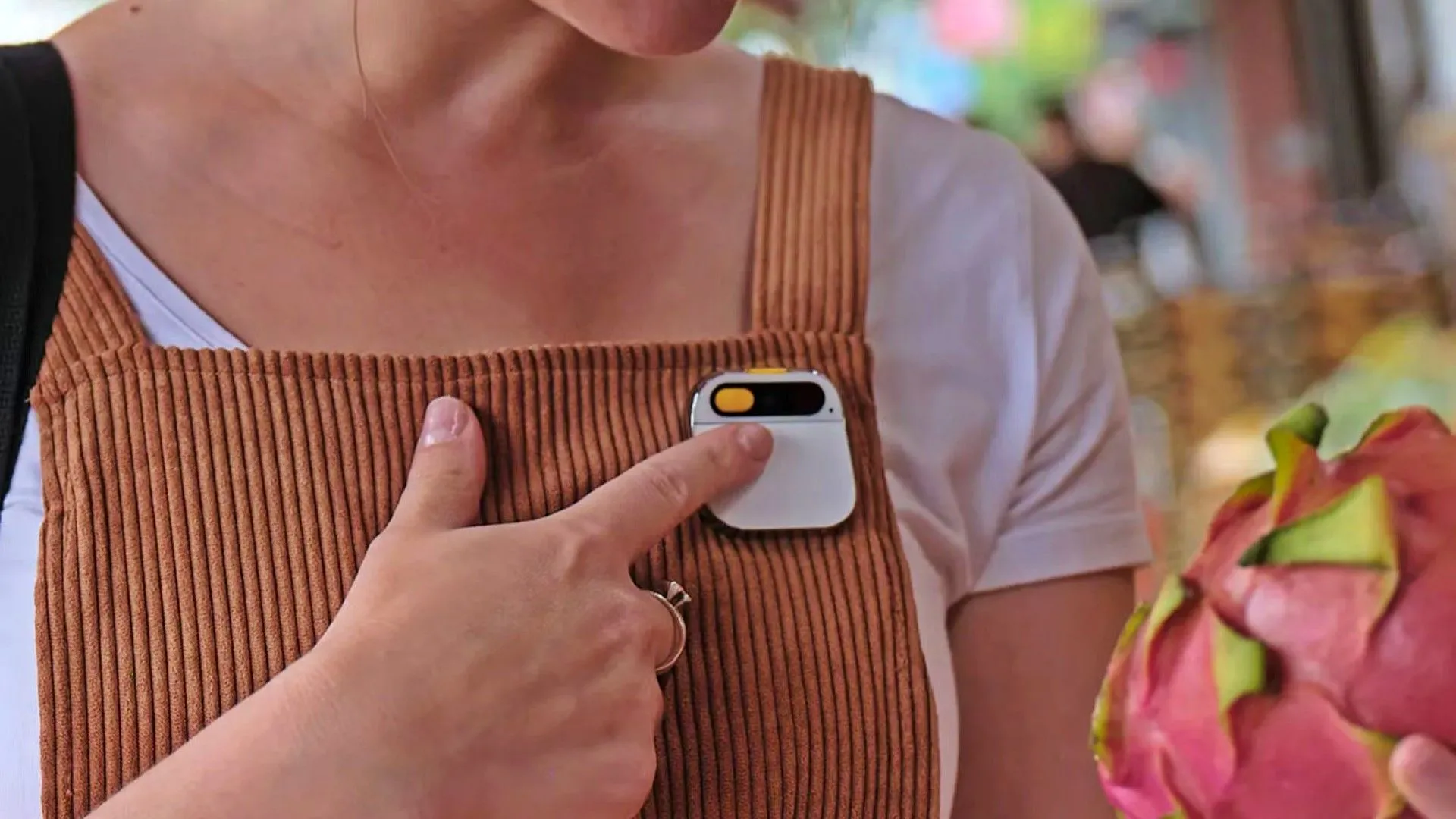 Người phụ nữ đeo Humane AI Pin trên túi áo sơ mi