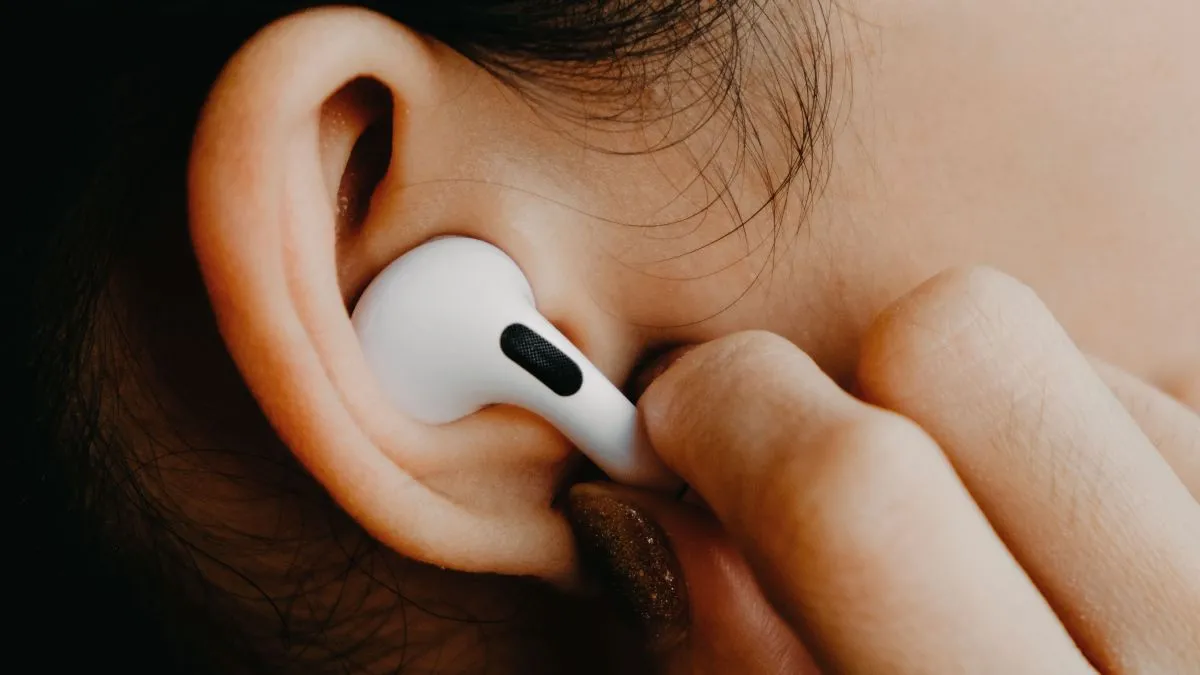 Người phụ nữ đeo tai nghe Apple AirPods Pro với điện thoại Android