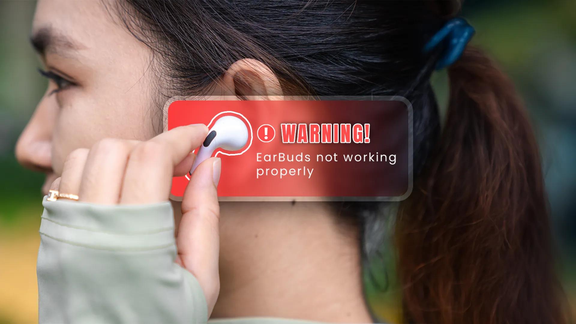 Người phụ nữ đeo tai nghe không dây gặp sự cố, minh họa vấn đề tai nghe không dây nhanh xuống cấp pin và giảm tuổi thọ.