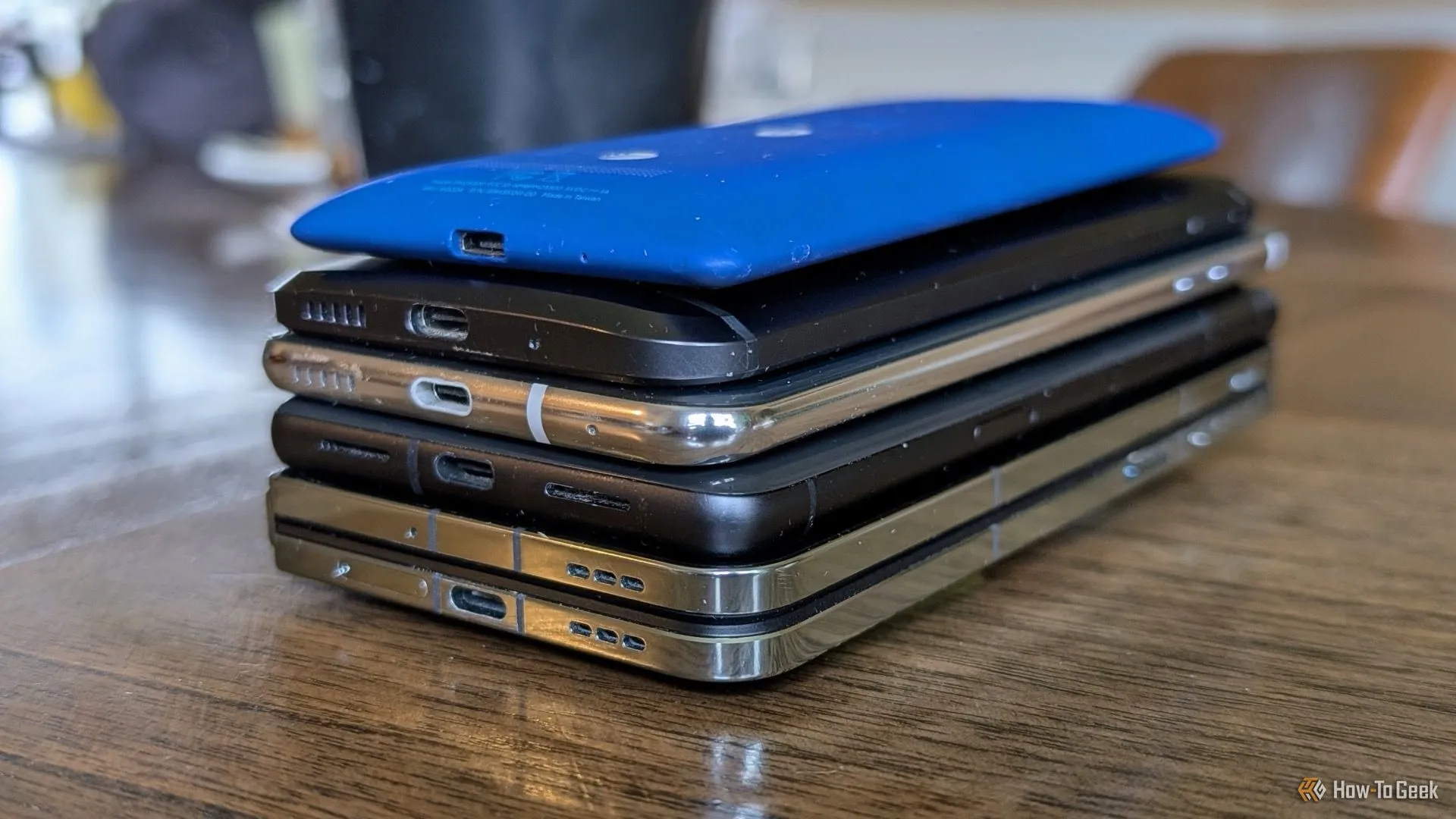 Nhiều chiếc smartphone được xếp chồng lên nhau, minh họa sự đa dạng và phát triển của thị trường điện thoại thông minh.