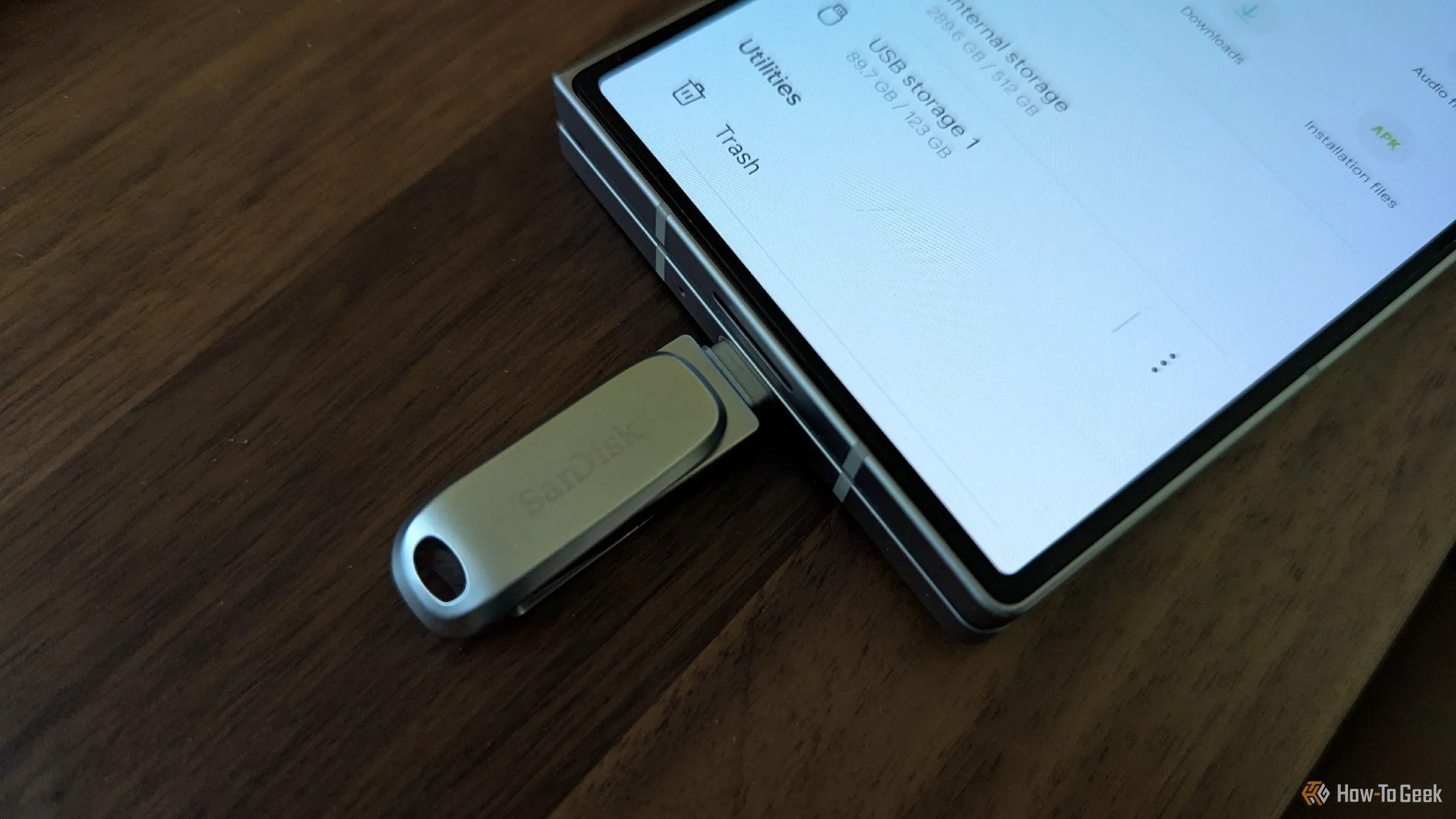 Ổ đĩa flash USB-C được cắm trực tiếp vào điện thoại Samsung Galaxy Z Fold 6 để truyền dữ liệu.